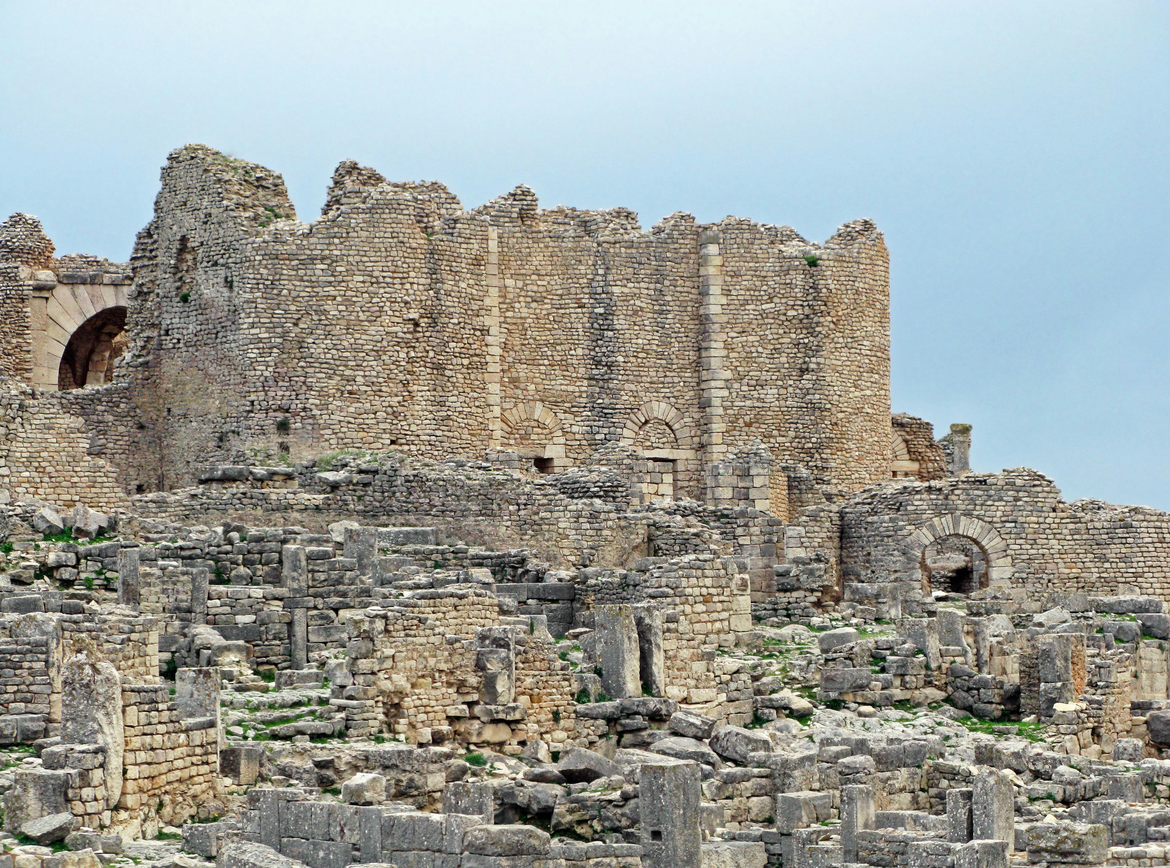 Paisaje con ruinas antiguas y muros de piedra