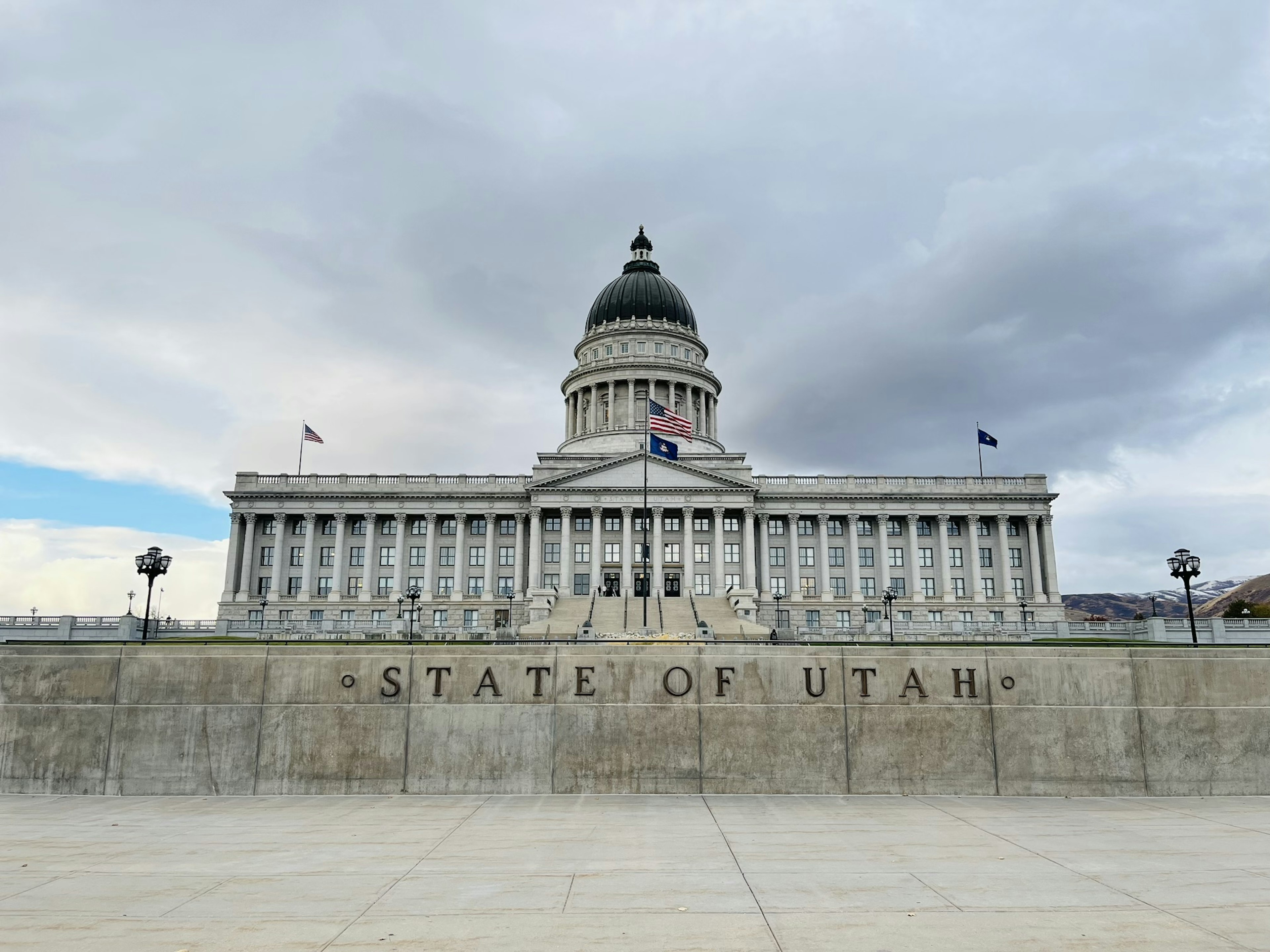 Eksterior megah gedung Capitol Negara Bagian Utah di bawah langit mendung