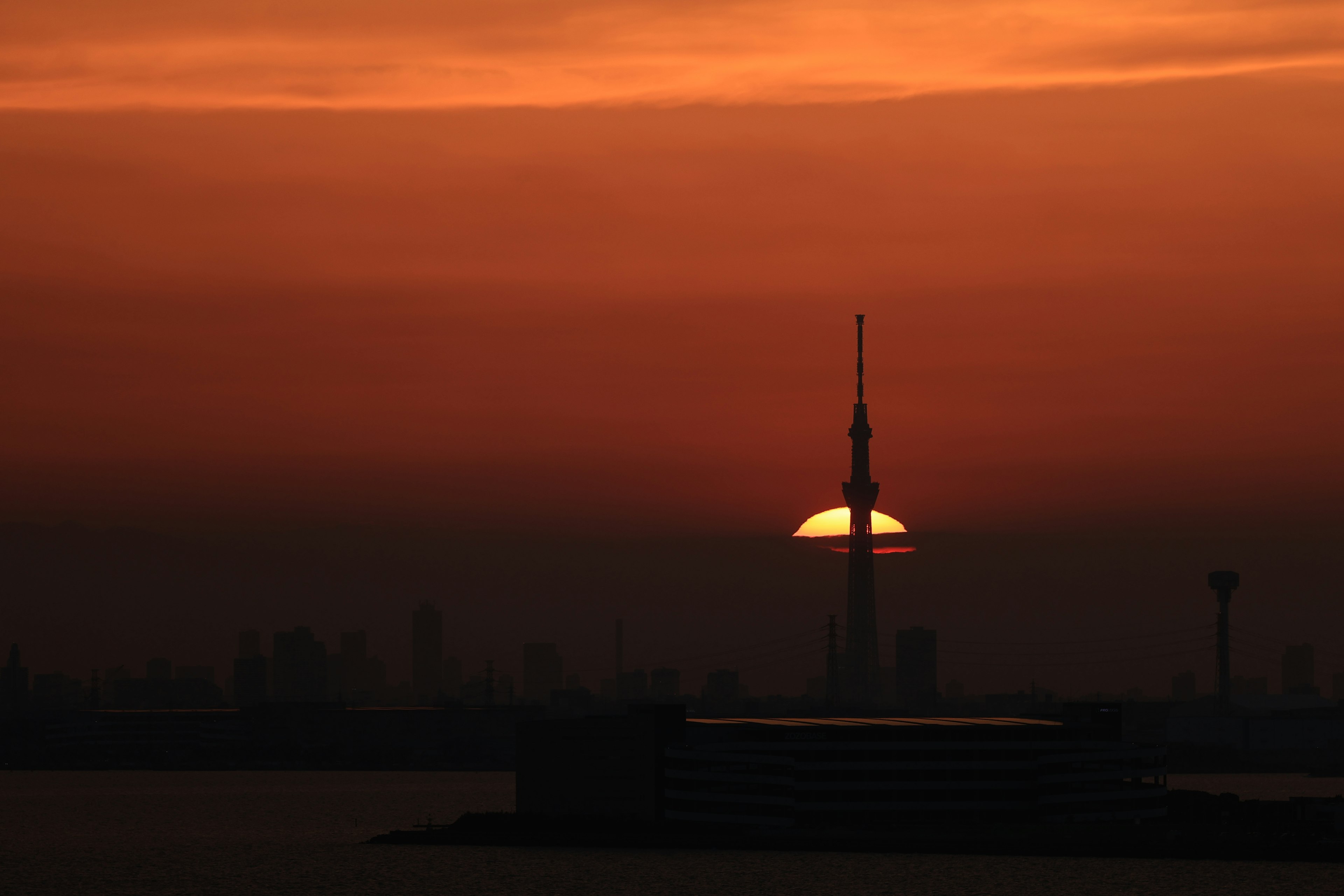 Hermosa vista de la Tokyo Skytree silueteada contra un atardecer