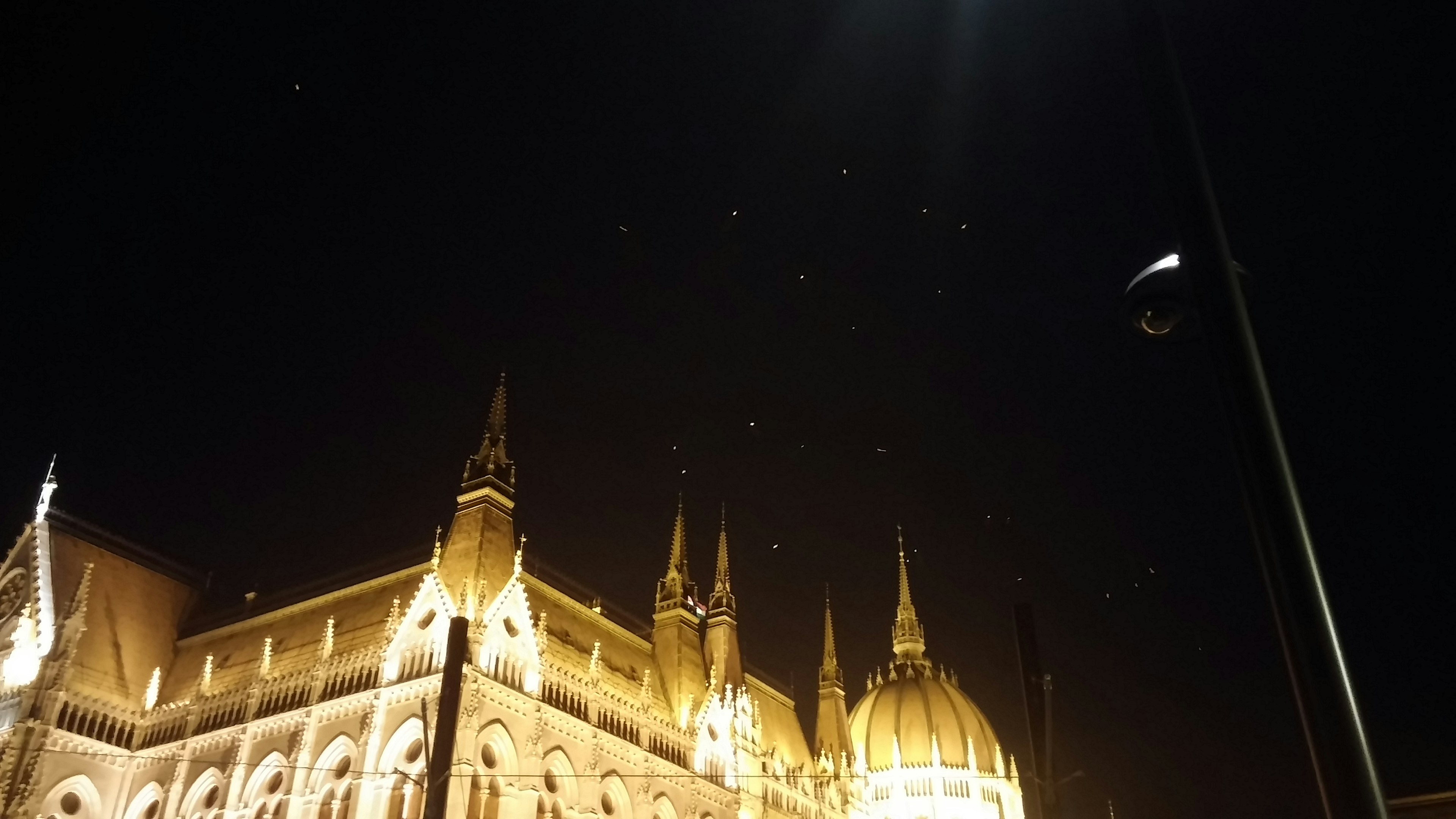 Extérieur d'un bâtiment illuminé la nuit avec des lumières vives