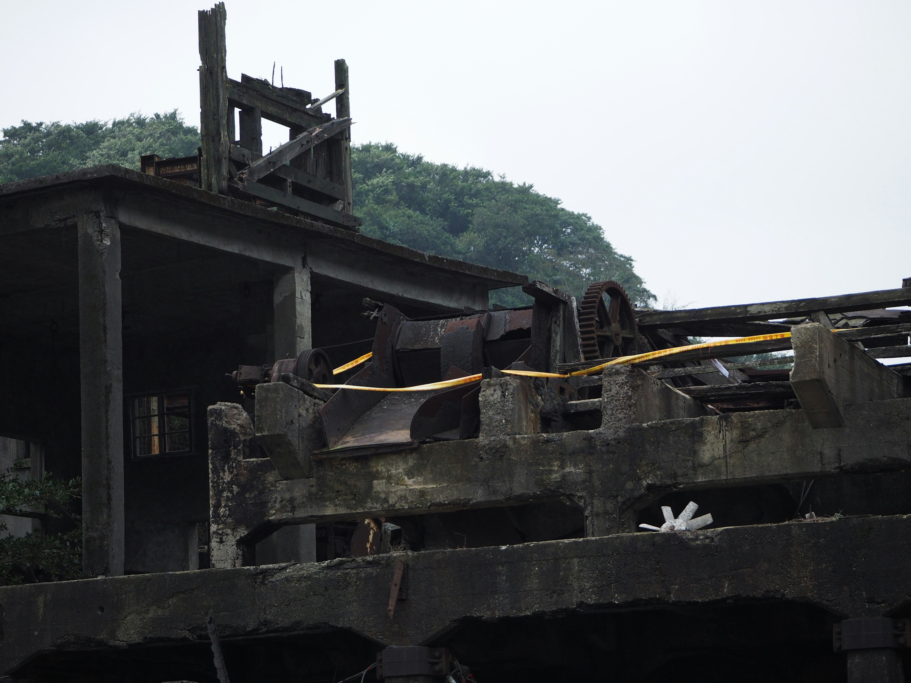 Bagian bangunan rusak dengan latar belakang hijau