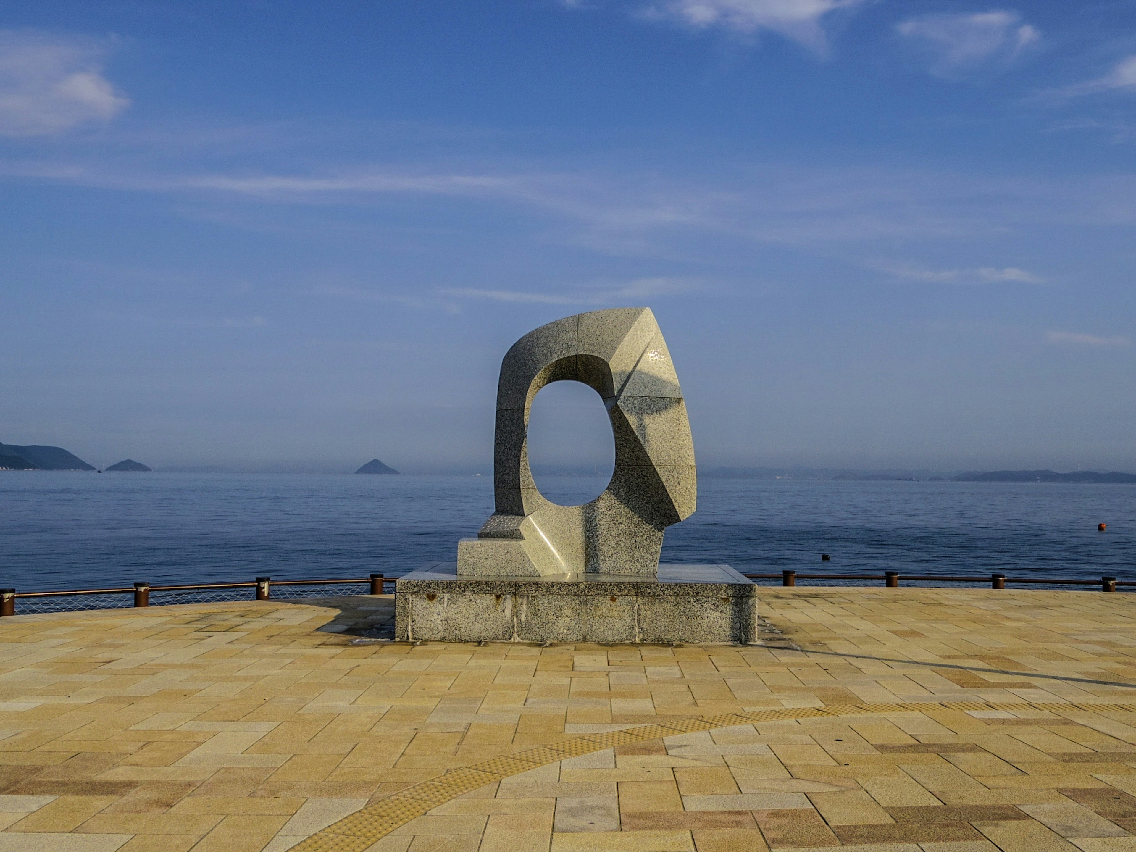 Escultura moderna con un diseño abierto que da al mar