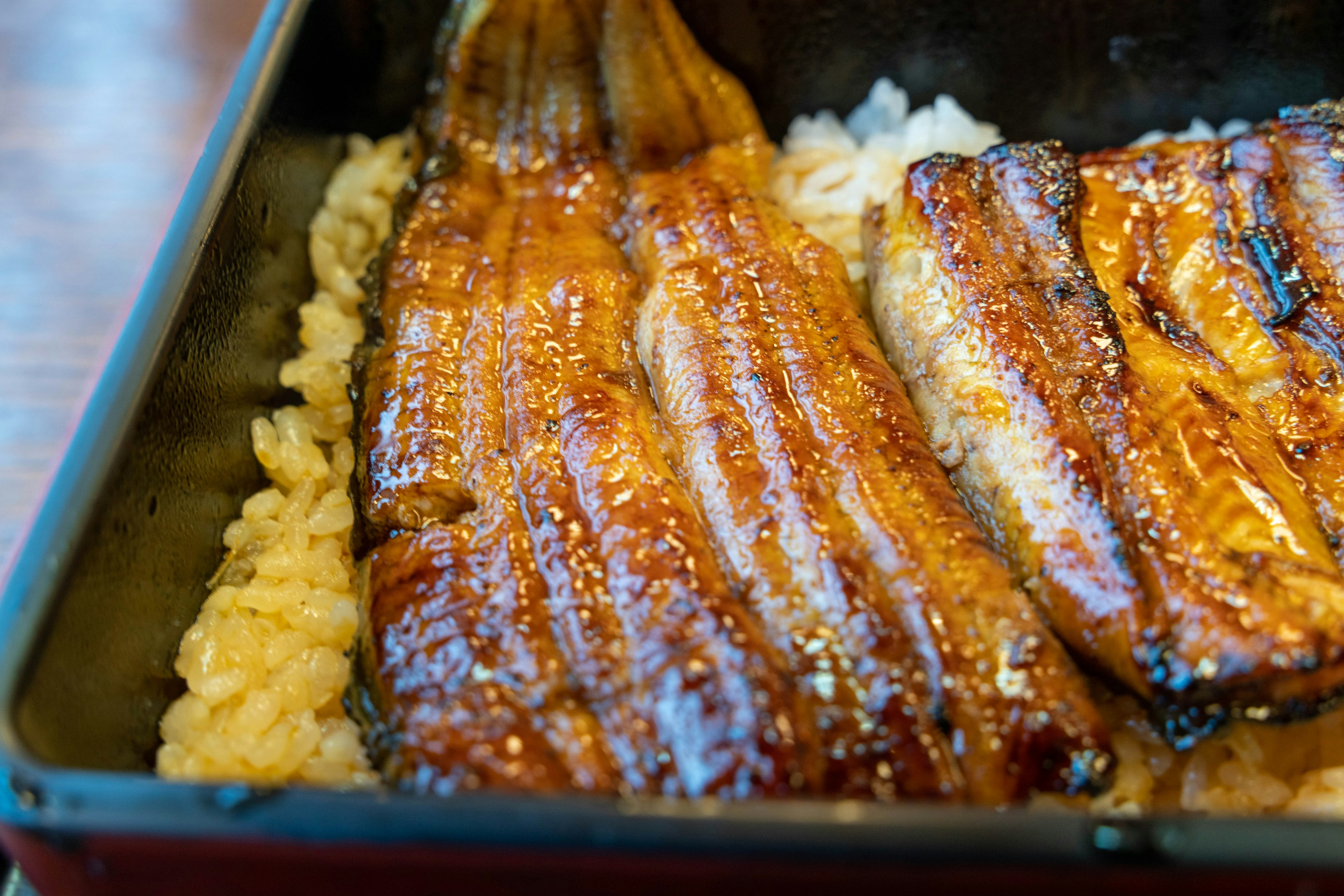 Deliciosa anguila a la parrilla servida sobre arroz