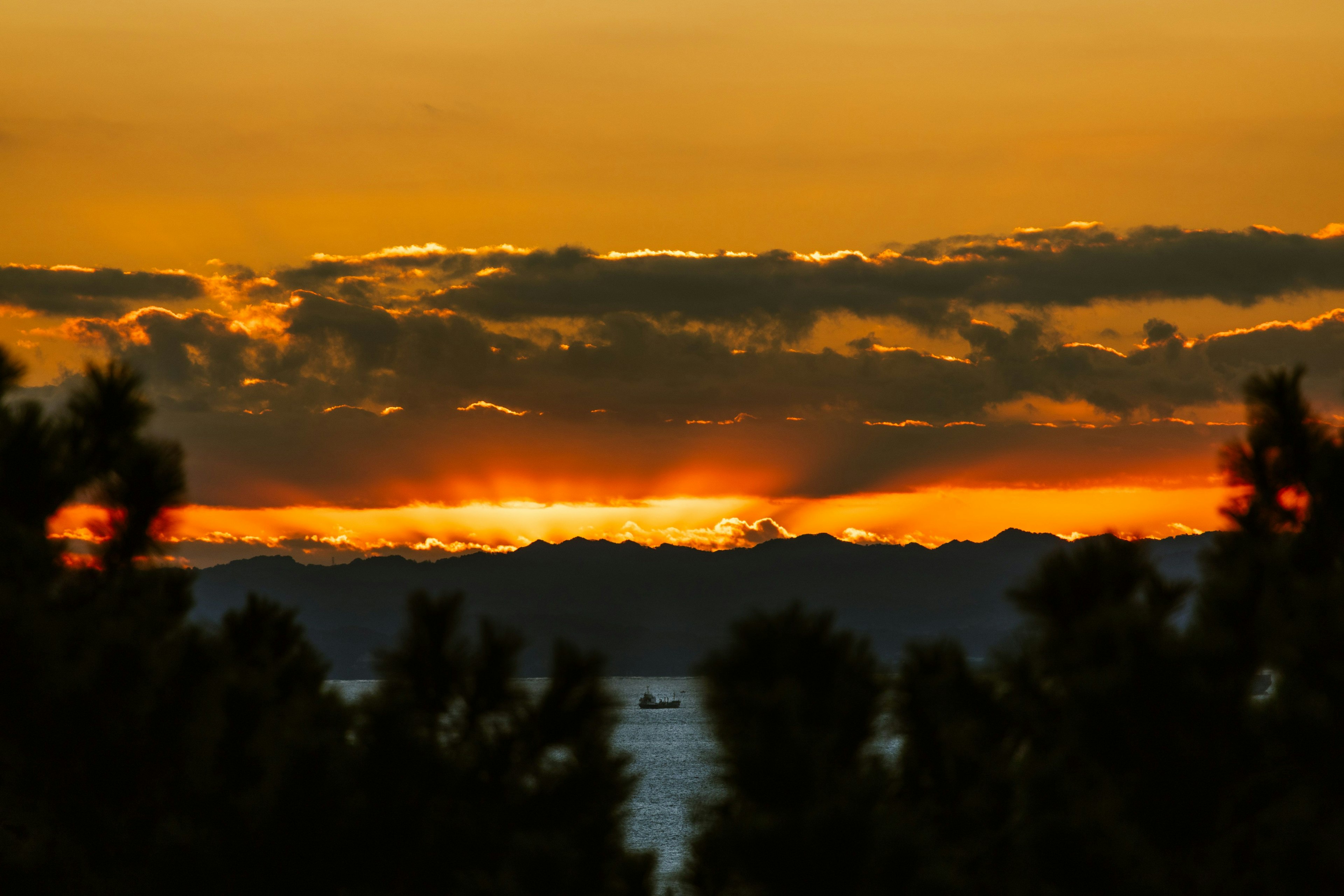 夕焼けの美しい風景 海と山が見える