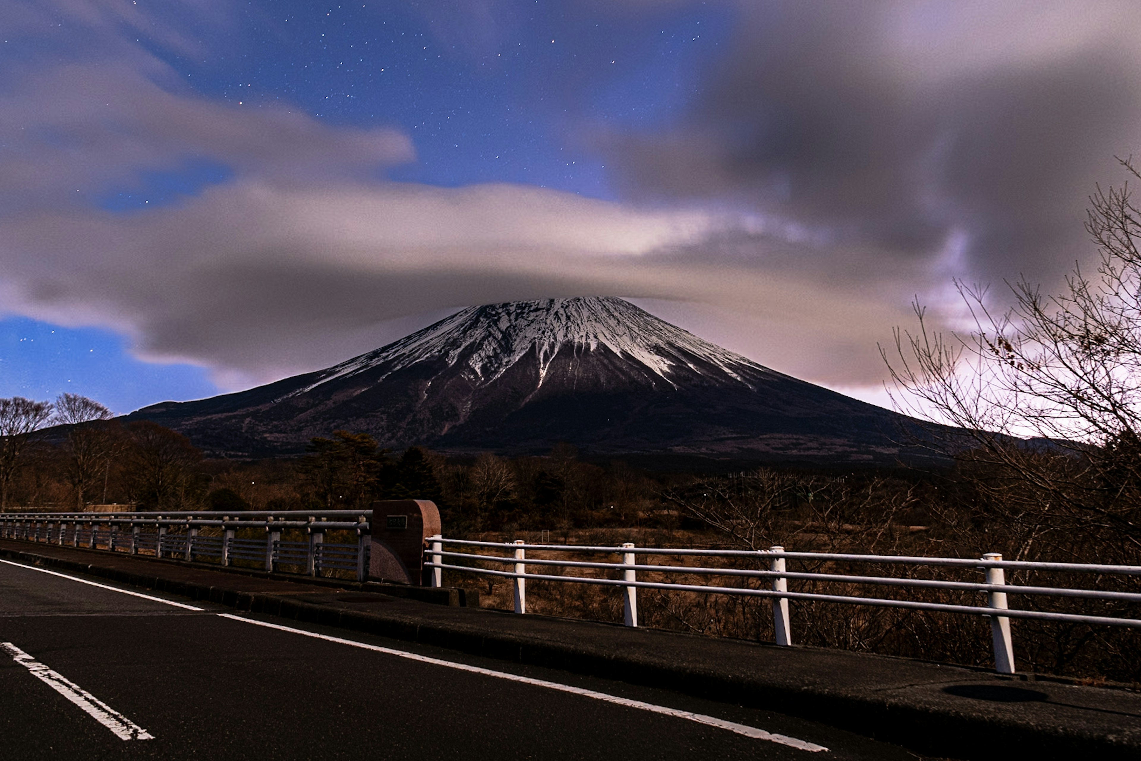 Monte Fuji innevato parzialmente coperto da nuvole