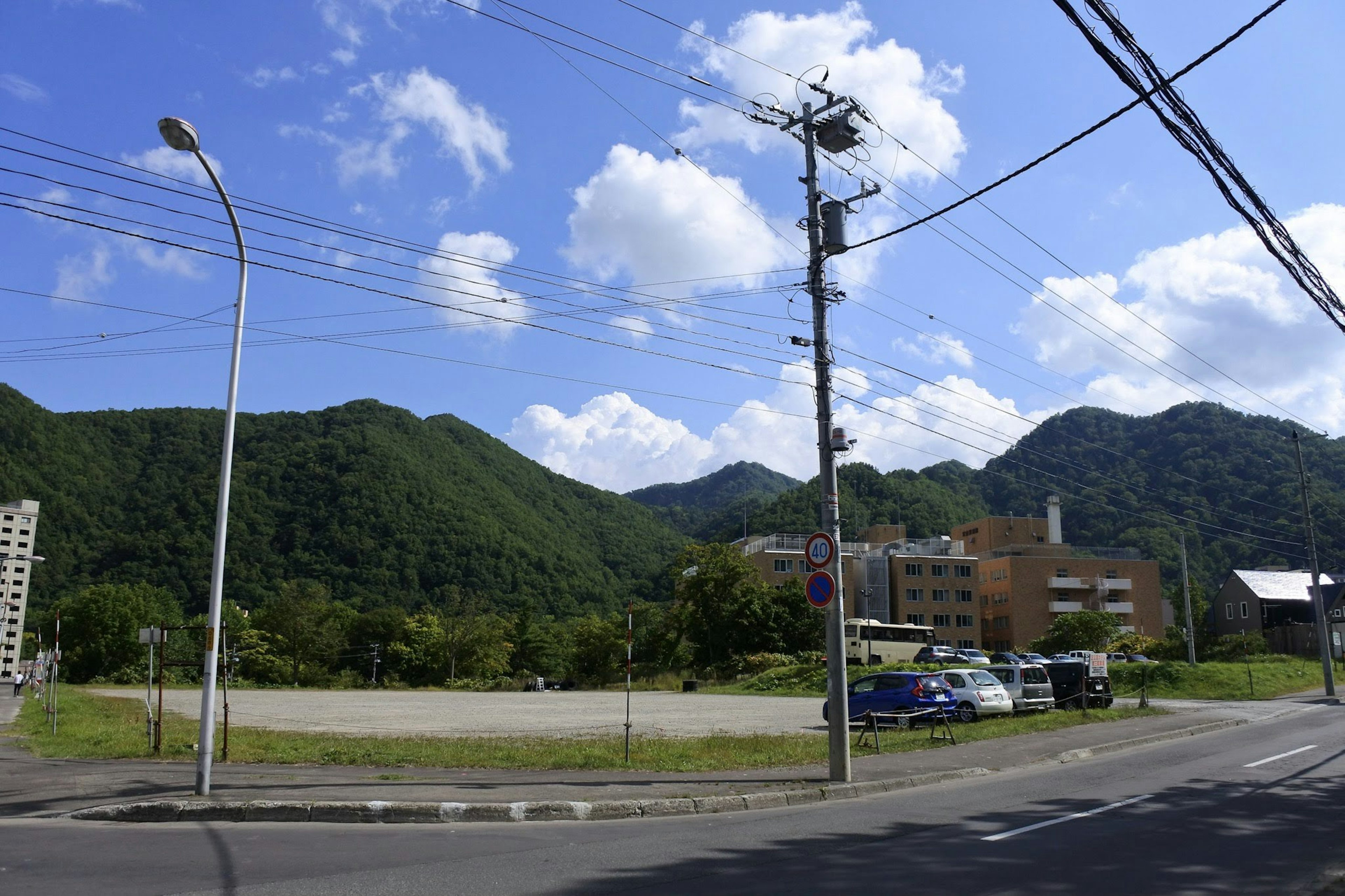 산과 푸른 하늘로 둘러싸인 도로와 건물