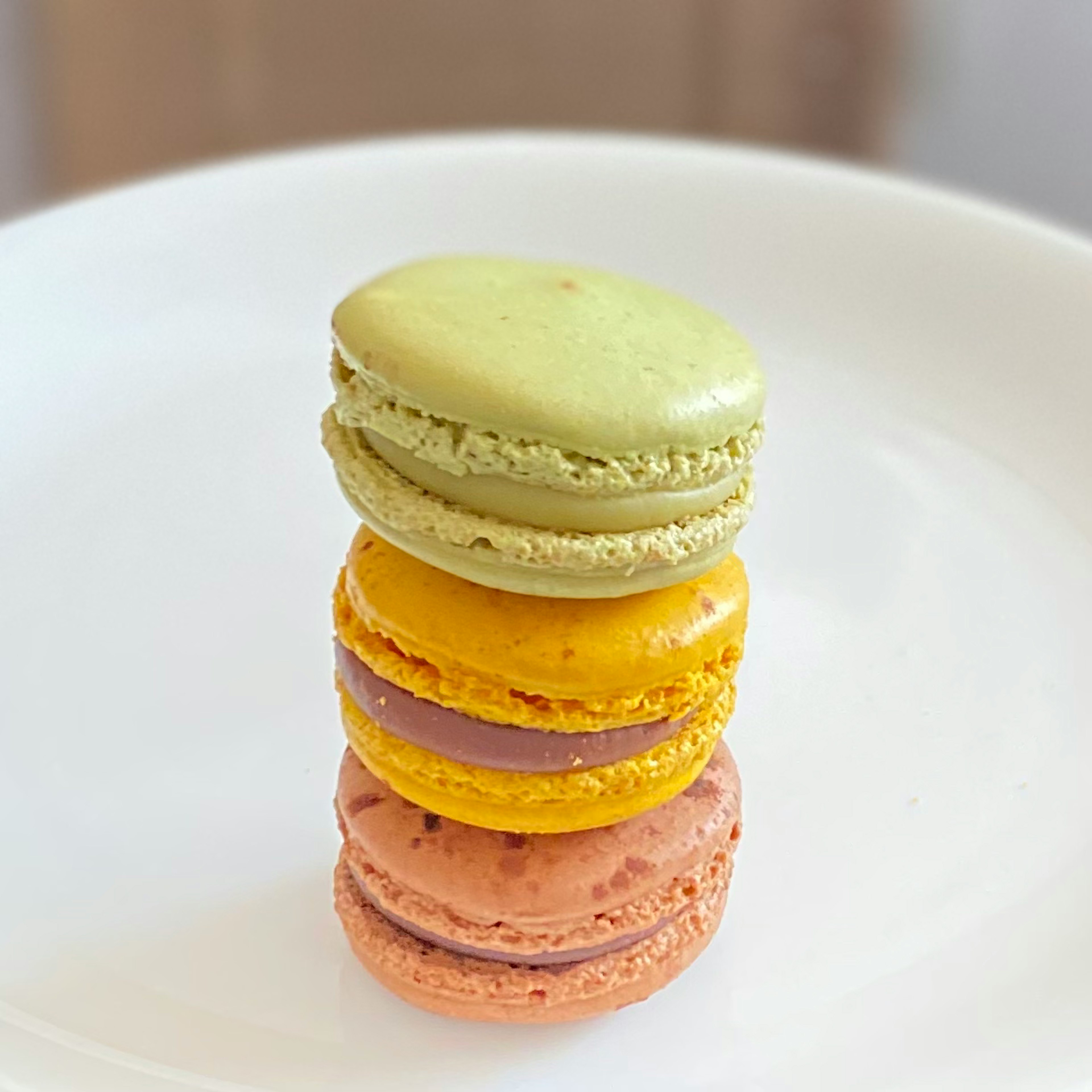 Macaron berwarna-warni ditumpuk di piring