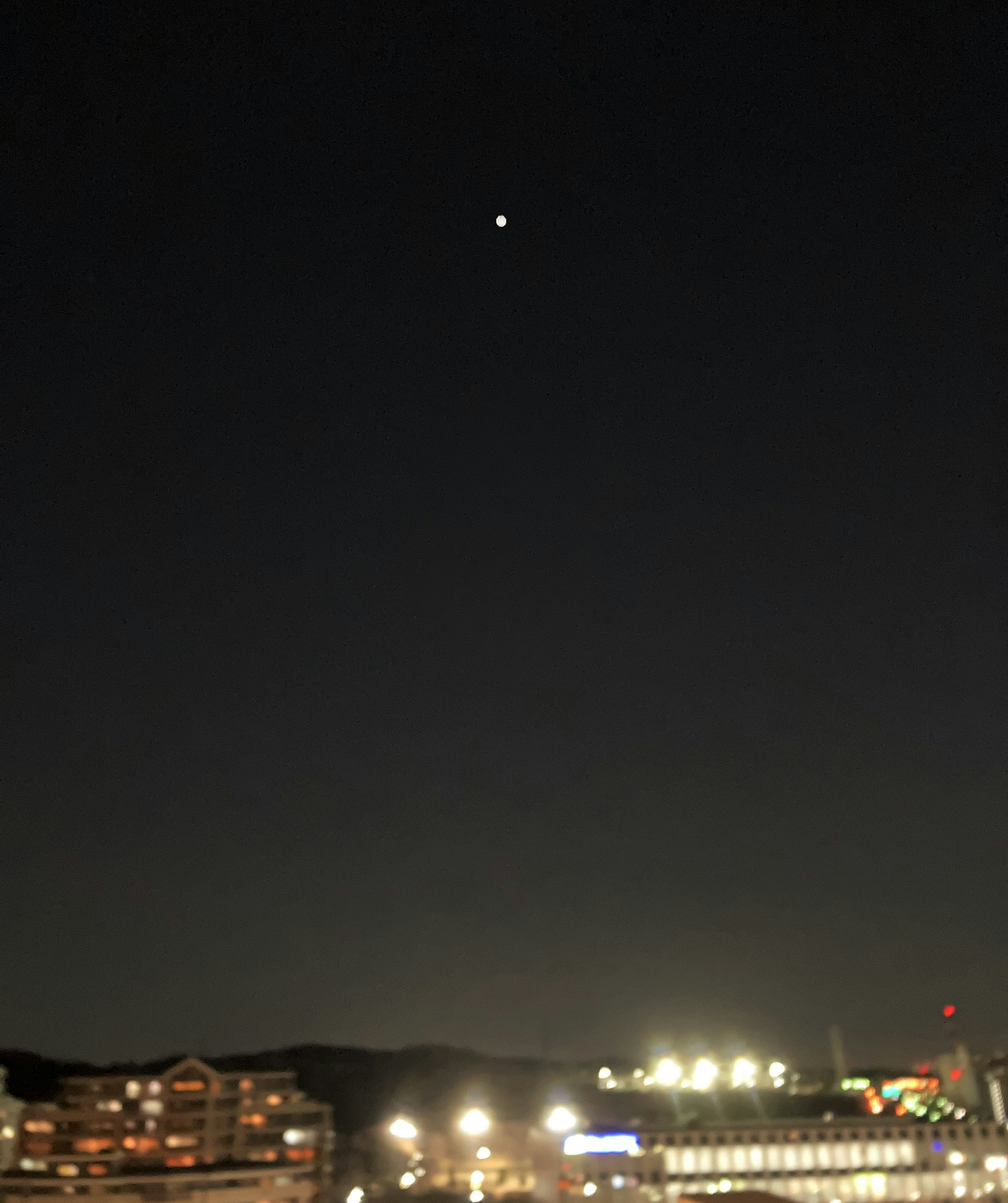 Étoile brillante dans le ciel nocturne avec des lumières de la ville en dessous