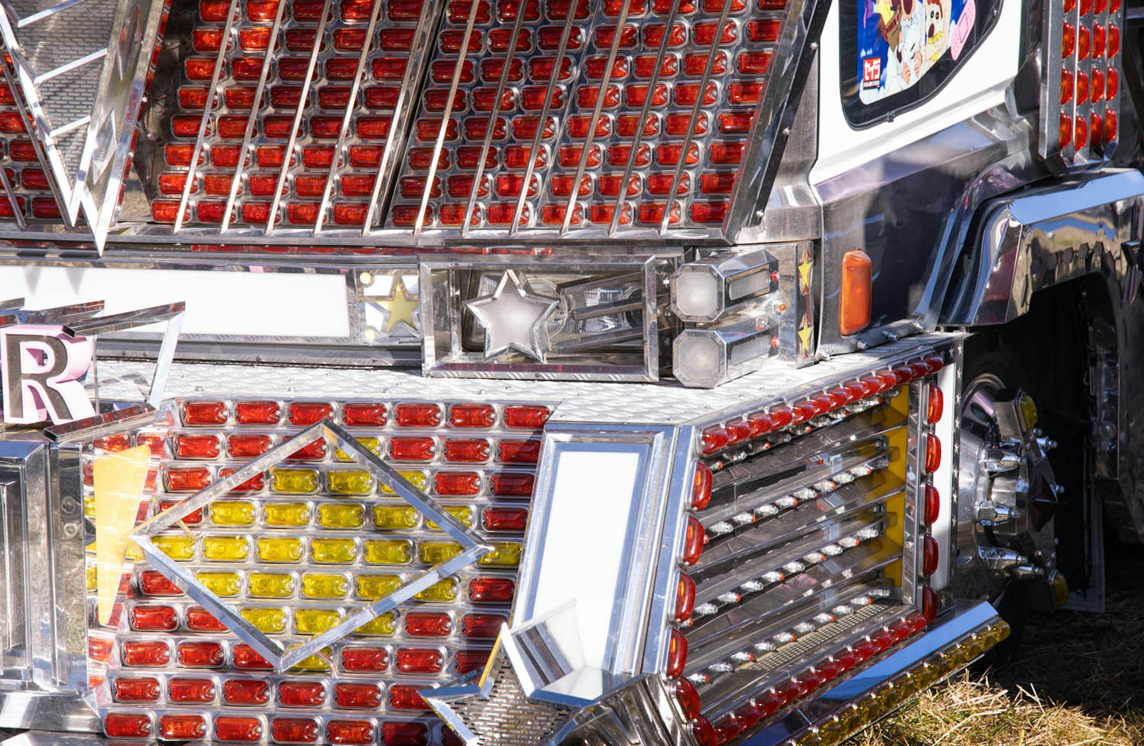 Avant de camion décoré avec des embellissements brillants rouges et jaunes détails métalliques