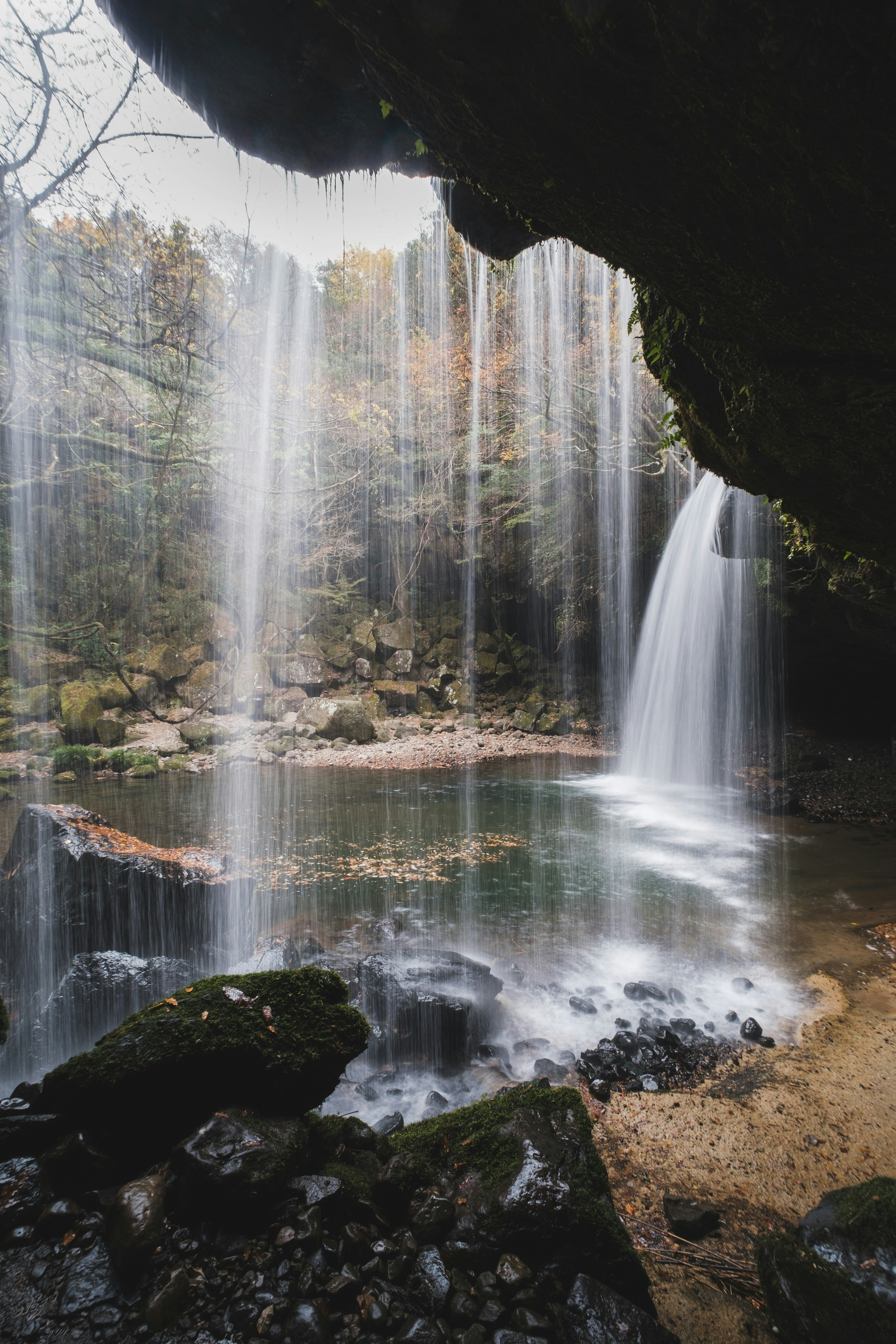 Paesaggio bellissimo con cascate d'acqua Flusso d'acqua e contrasto tra rocce Tranquillità naturale