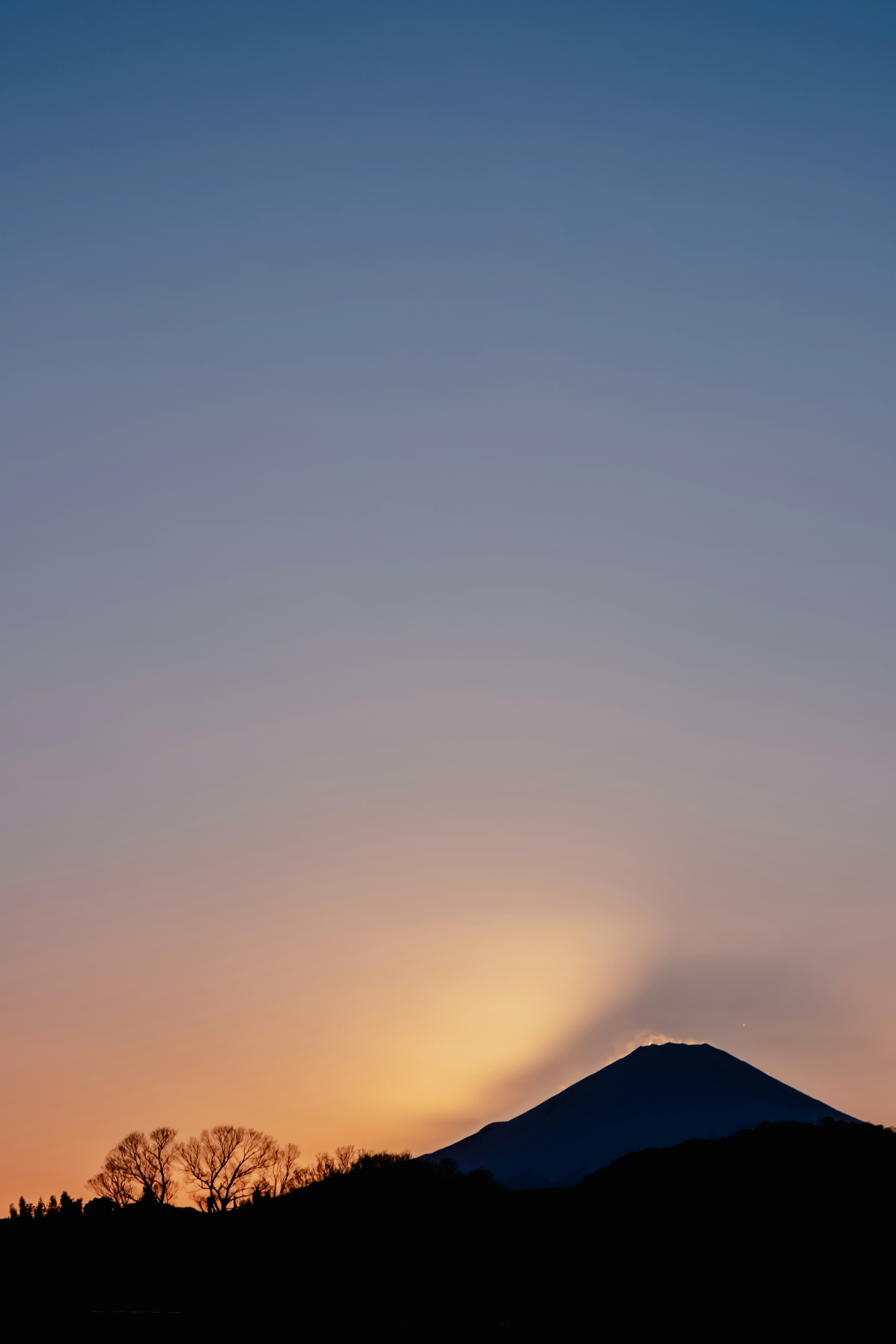 Silhouette d'une montagne contre un beau ciel au coucher du soleil