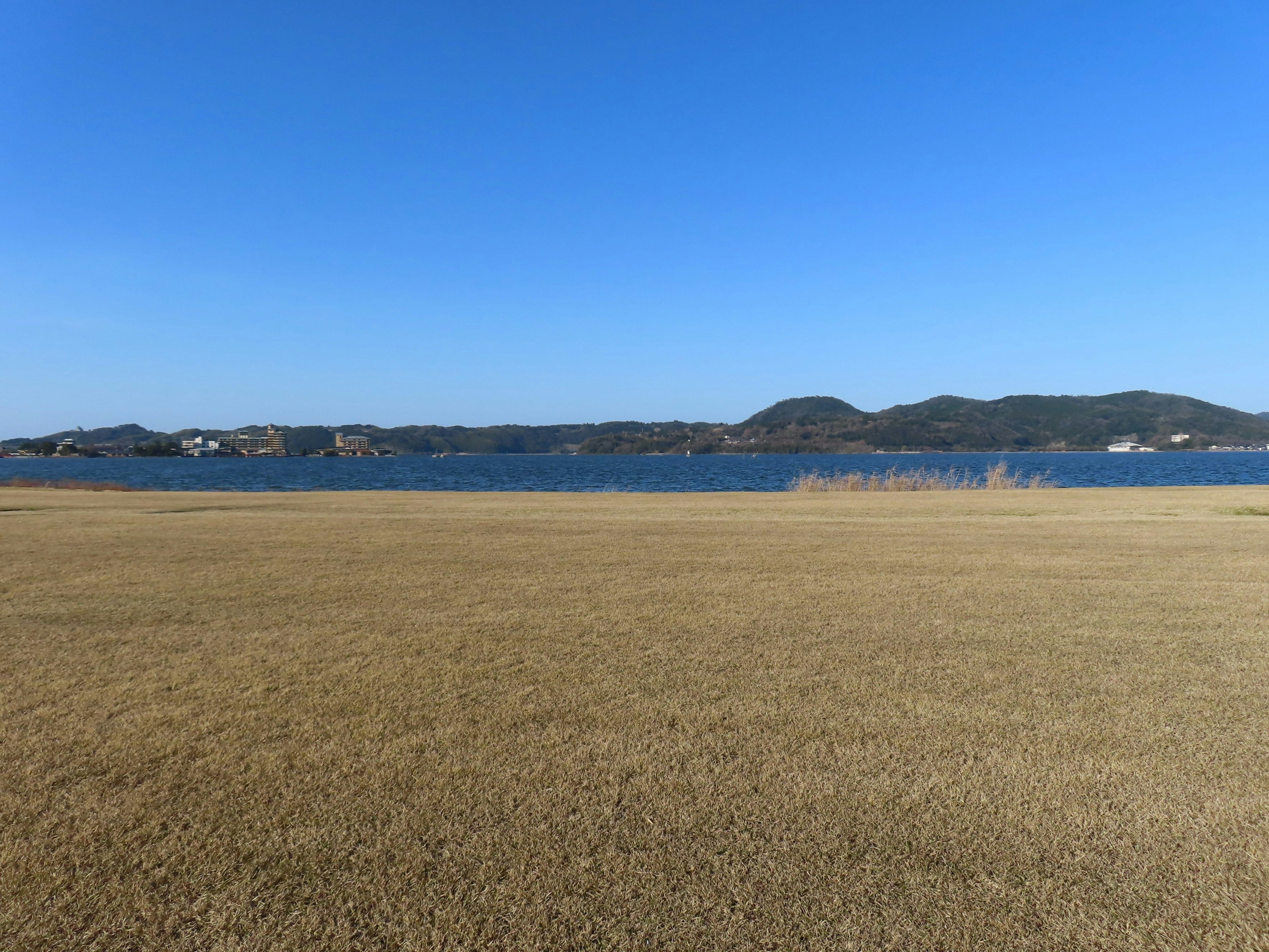 広がる草原と美しい青空の風景