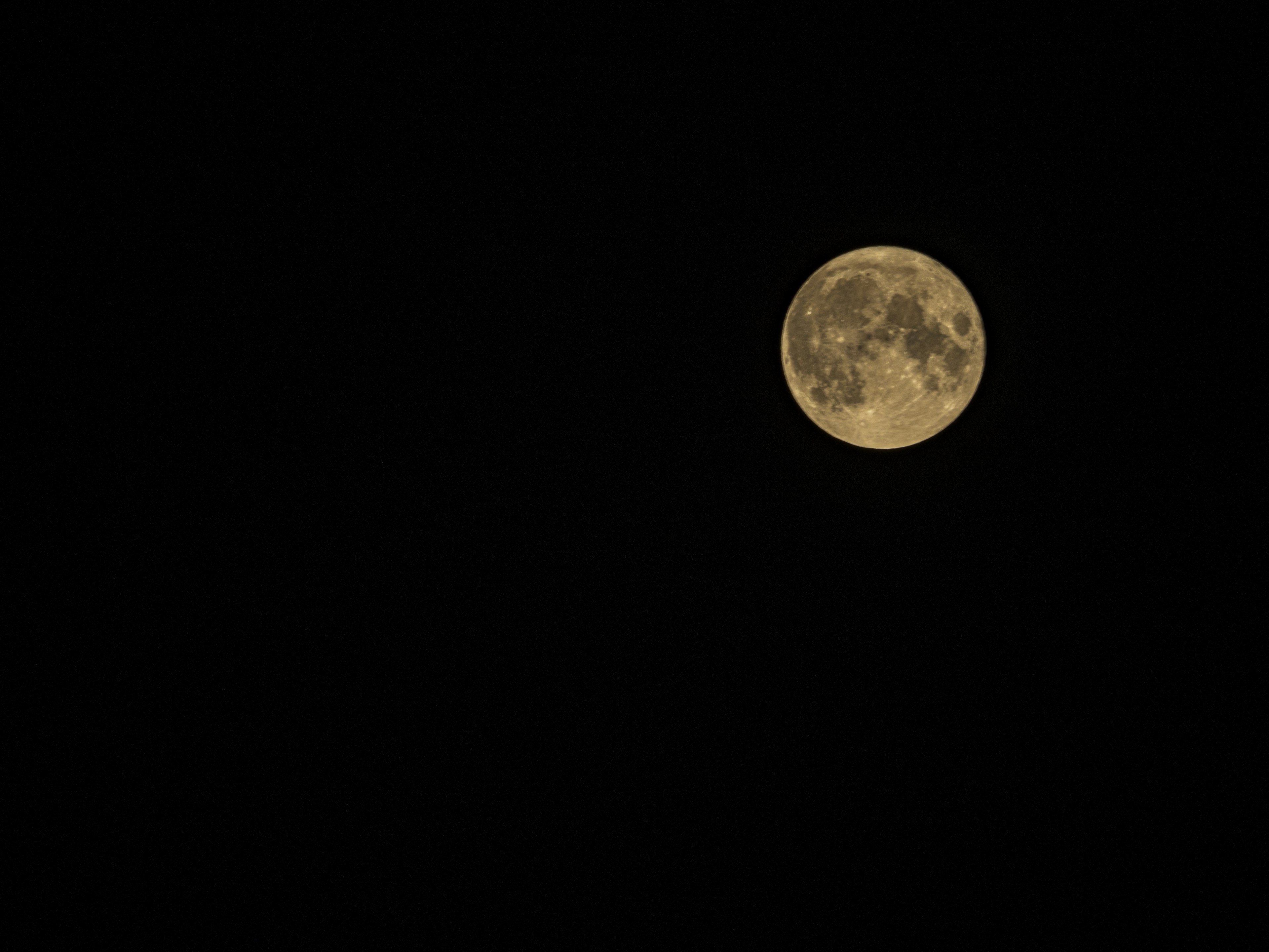 Hermosa vista de una luna llena en el cielo nocturno