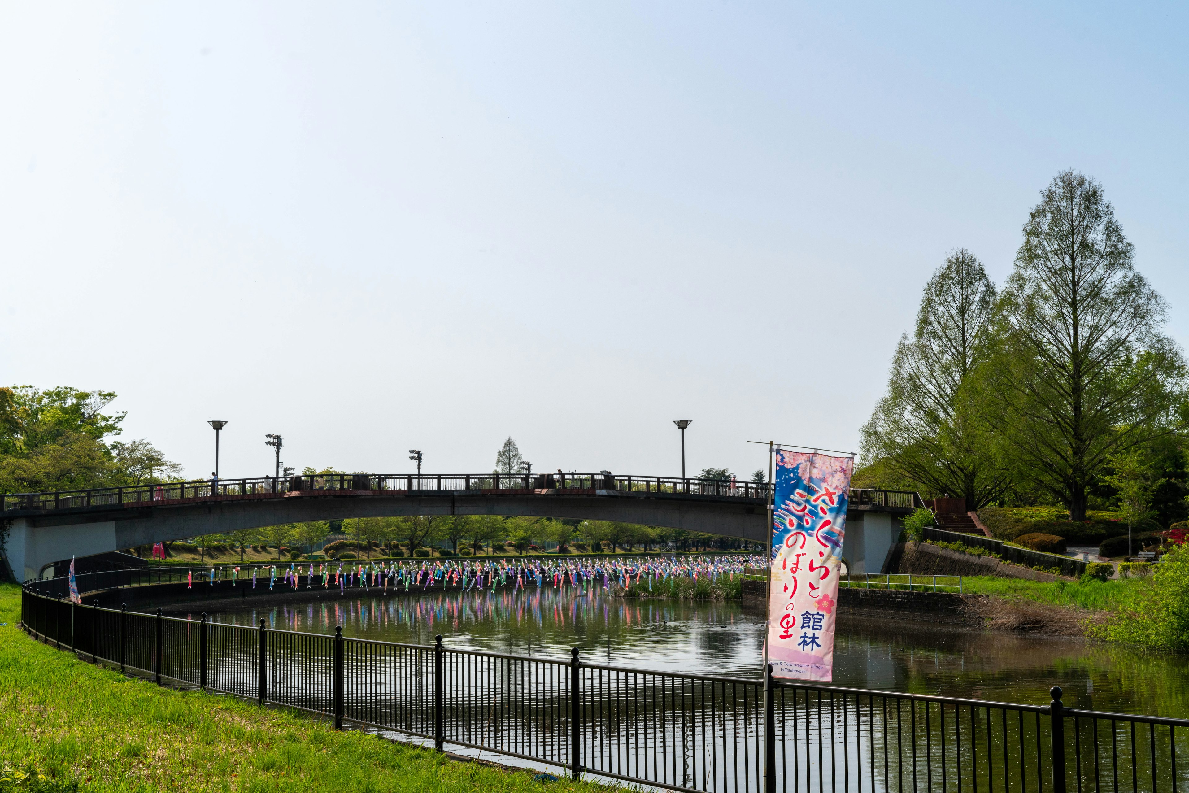 Malersicher Blick auf eine Brücke über einen Fluss mit einem Kirschblütenbanner