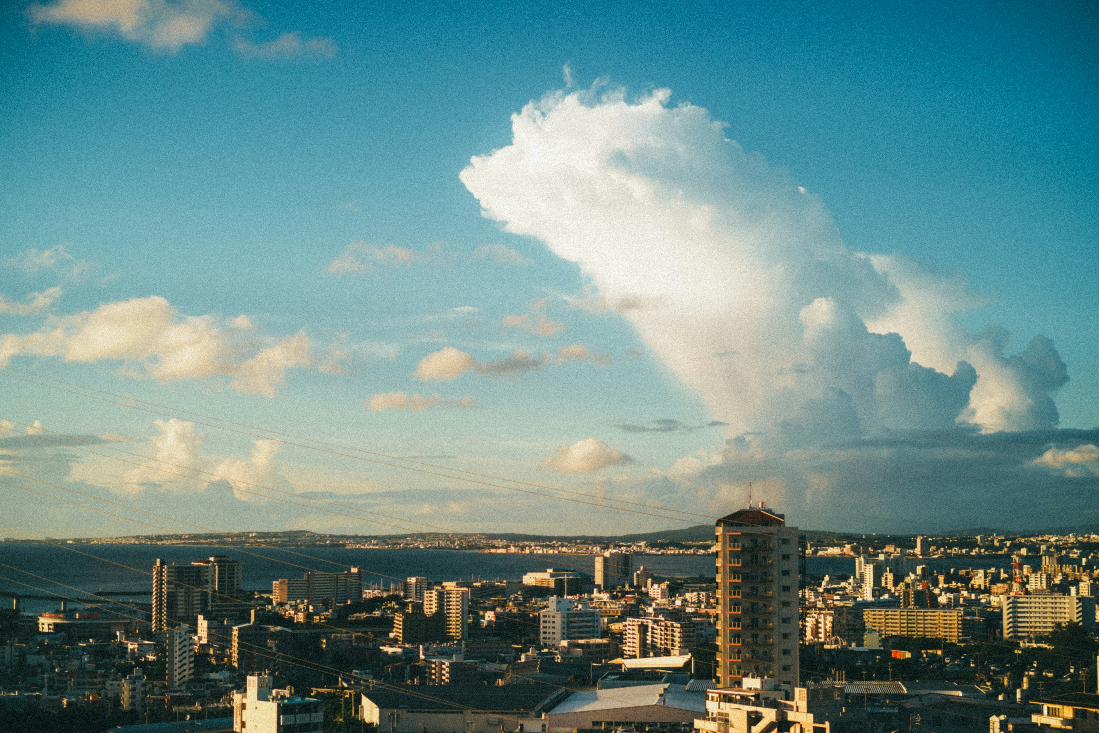 Paisaje urbano con una formación de nubes dramática en el cielo