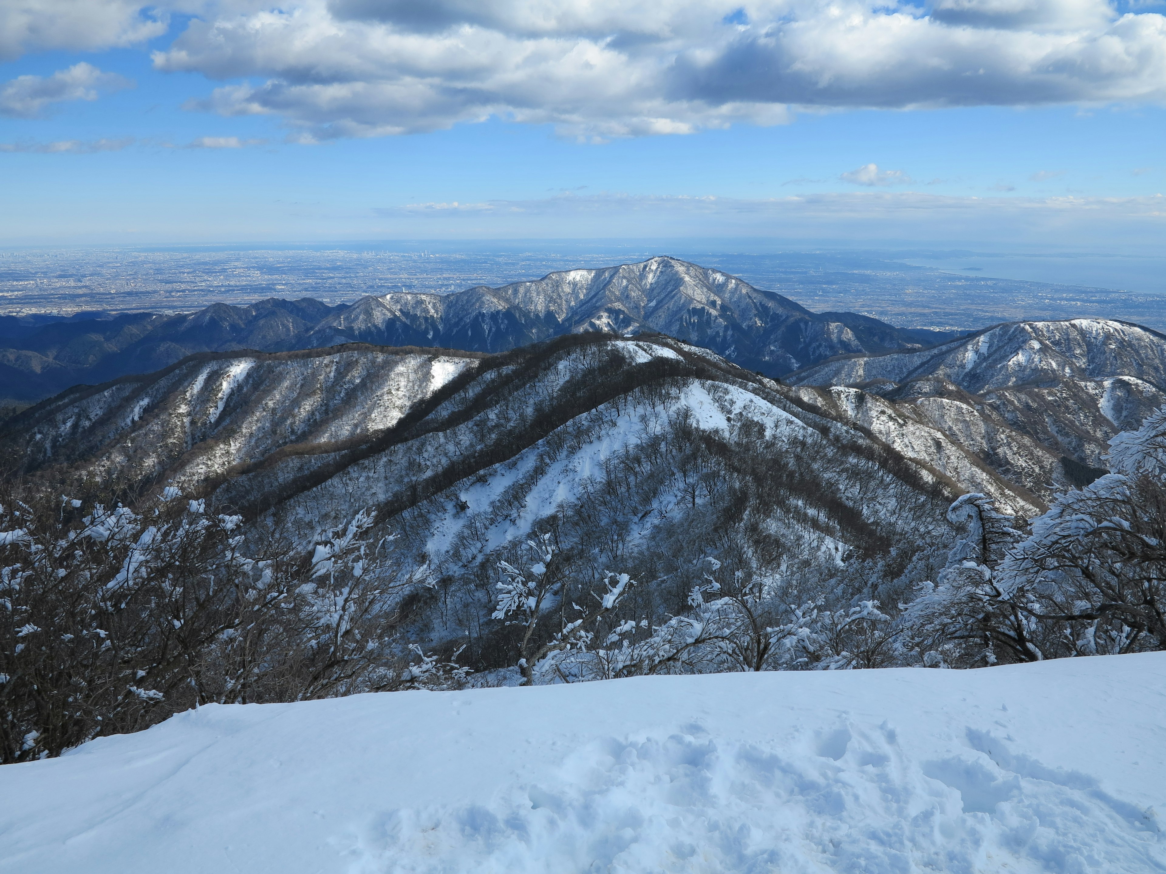 Montagne innevate sotto un cielo blu