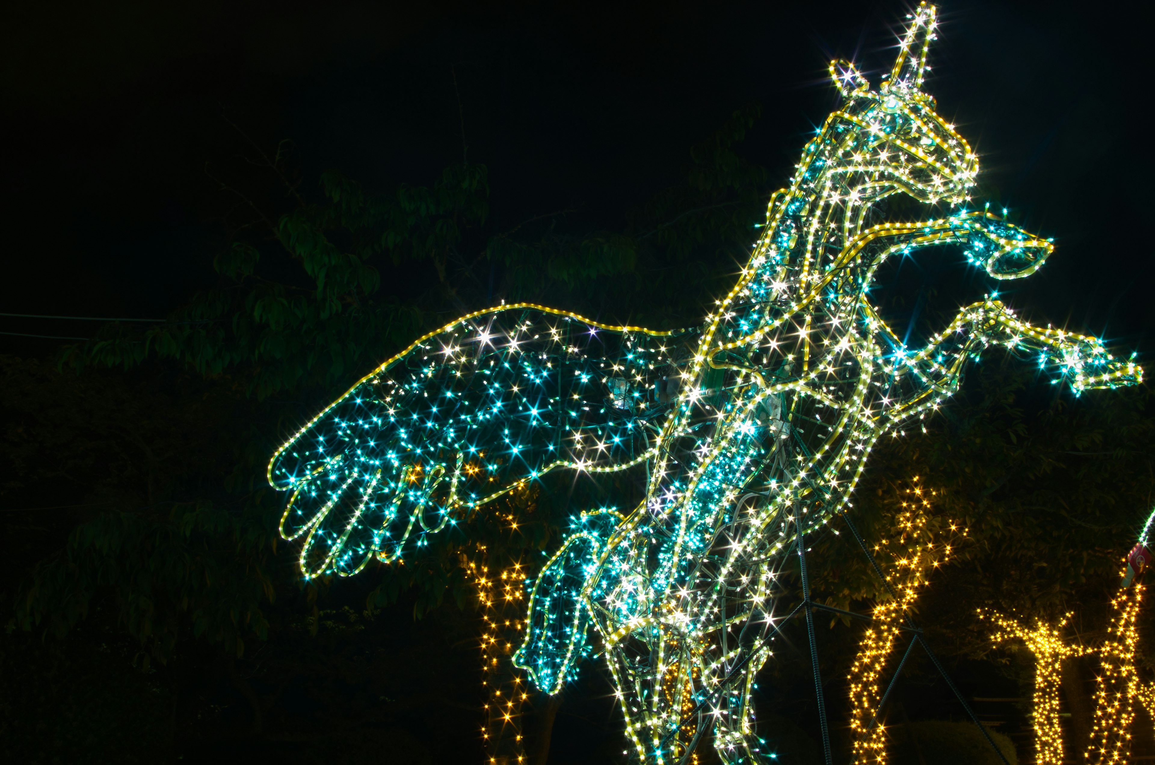 Une statue de cheval décorée de lumières bleues