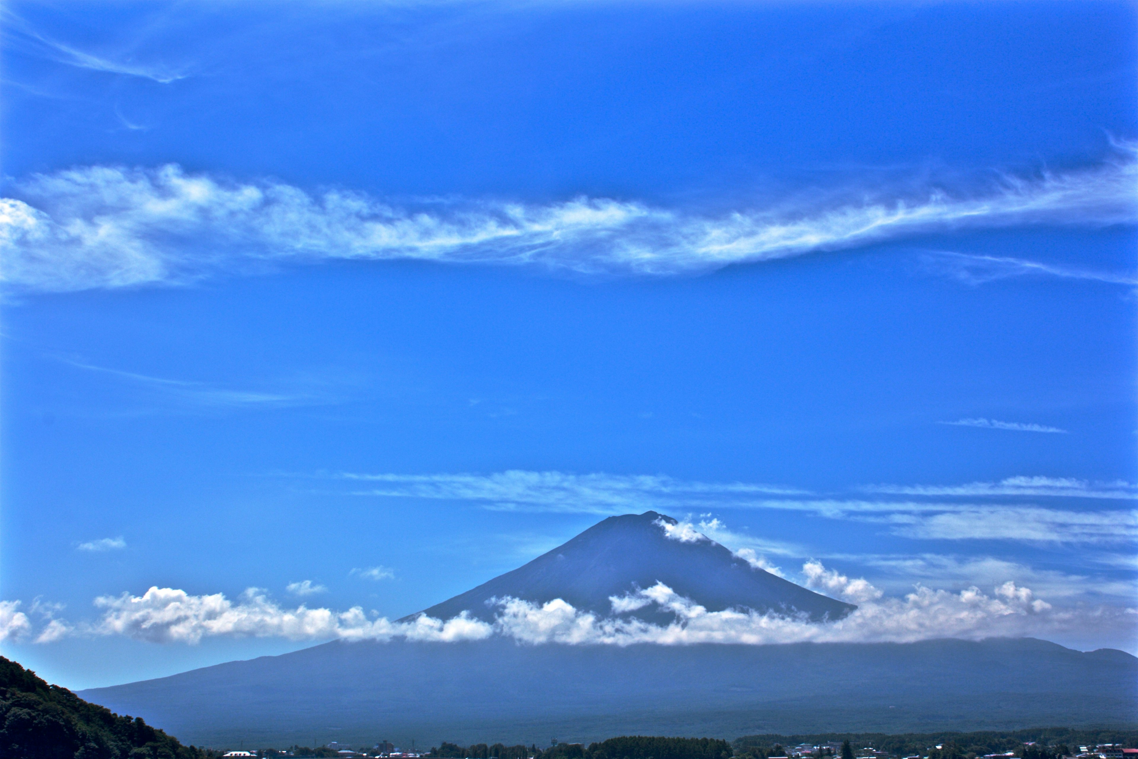 Hermosa vista del monte Fuji contra un cielo azul