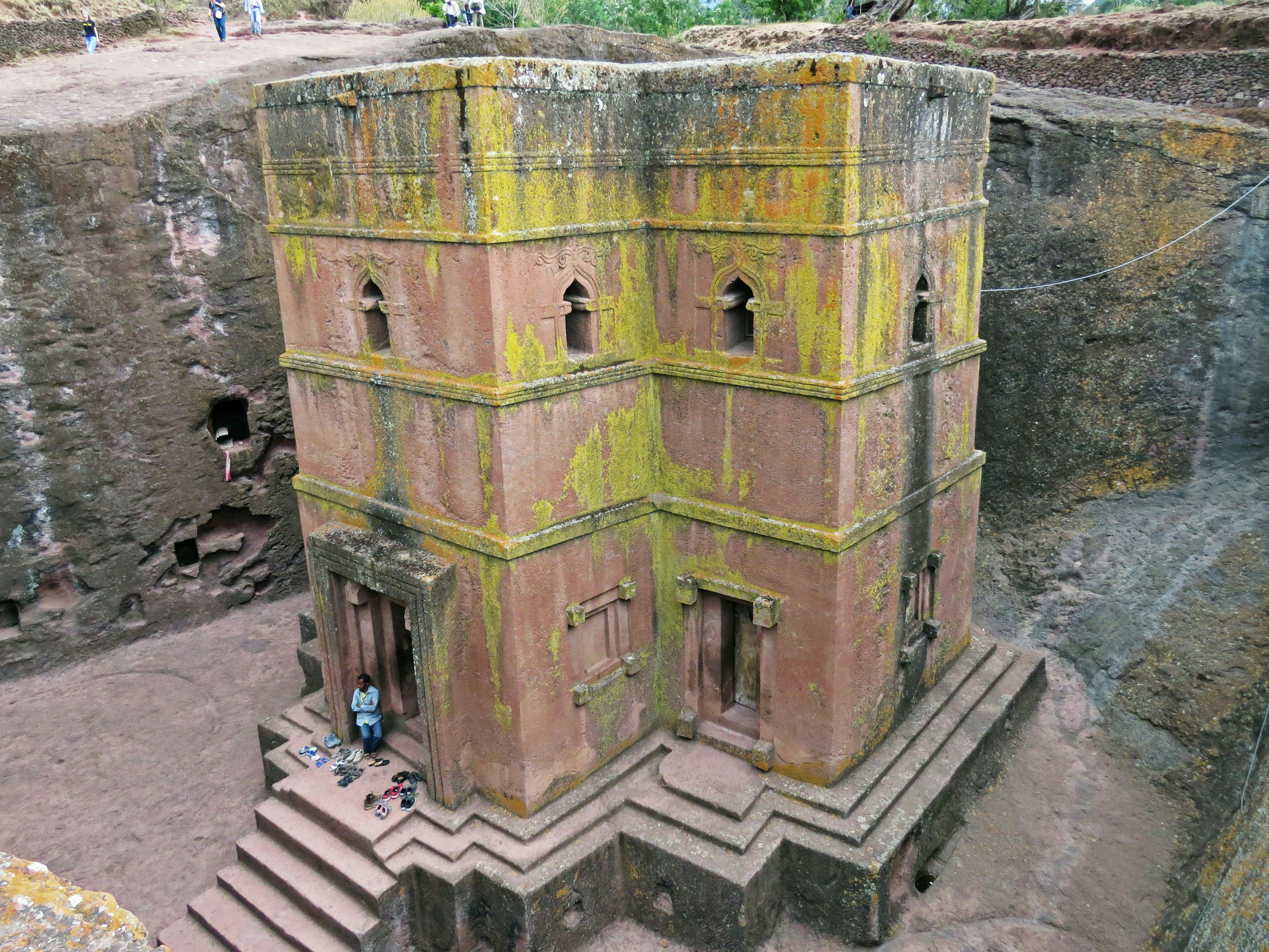 Außenansicht einer in den Felsen gehauenen Kirche in Lalibela Äthiopien