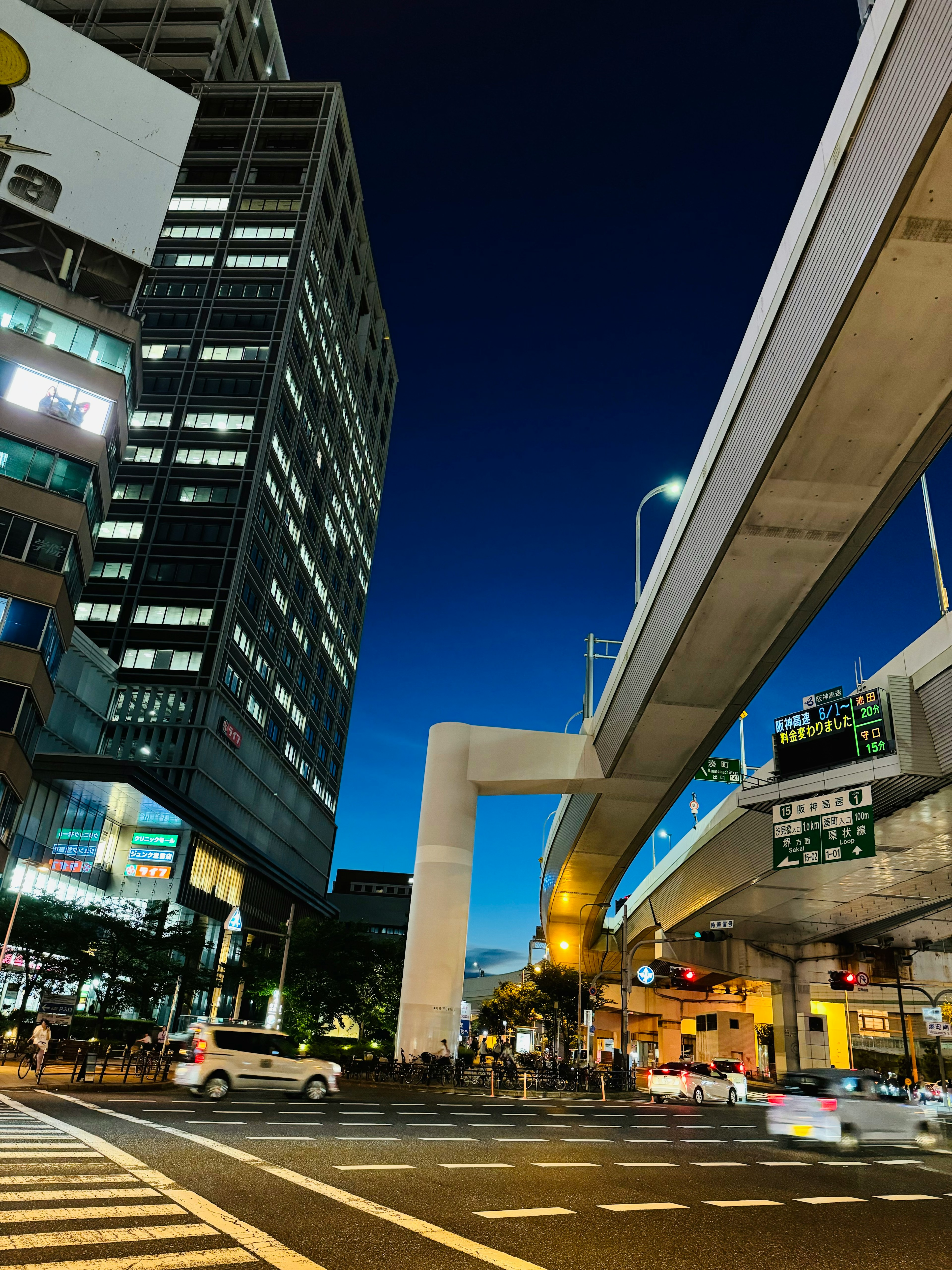 高層ビルと高架道路の交差点夜景