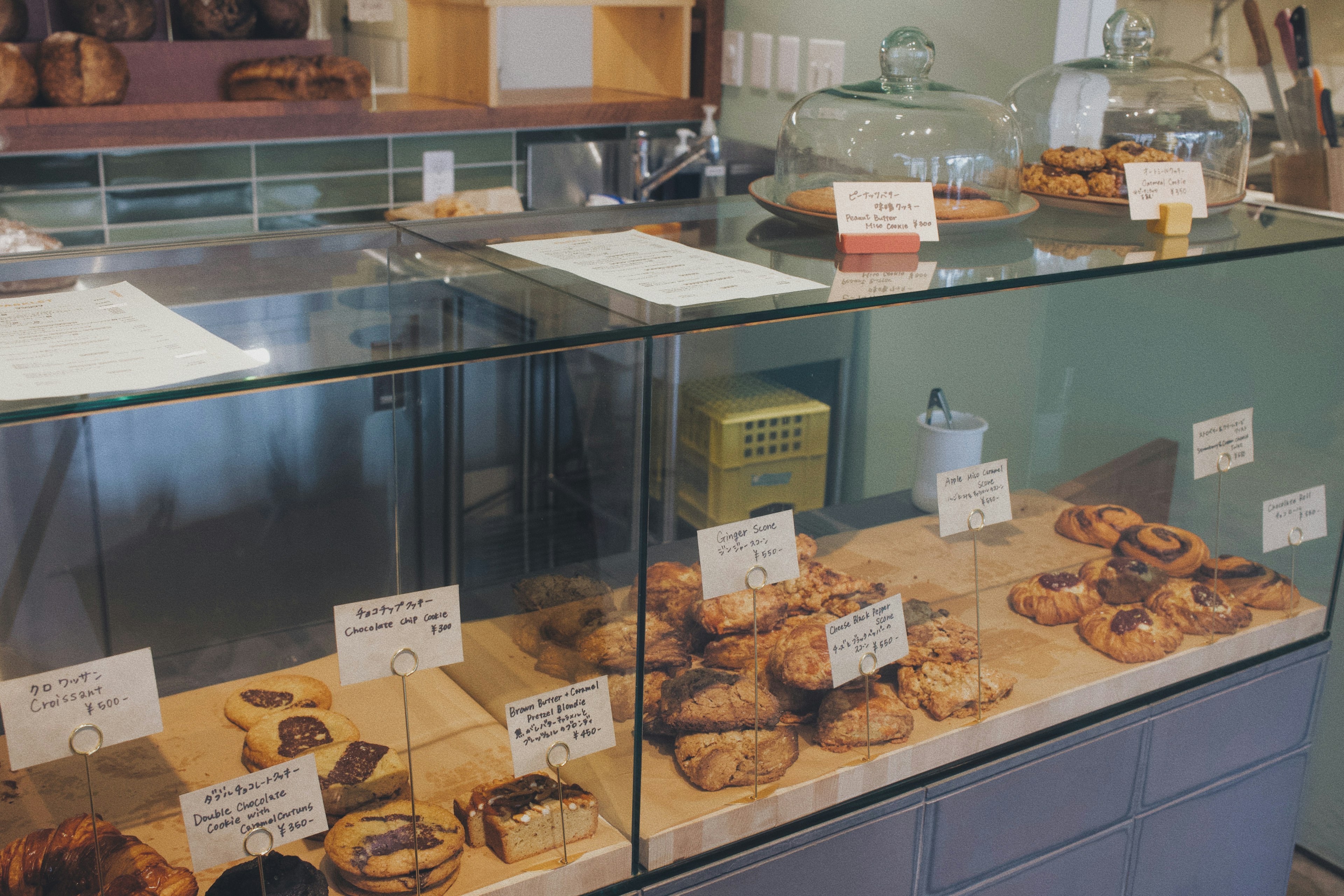 Bäckereiauslage mit verschiedenen Gebäckstücken und Backwaren