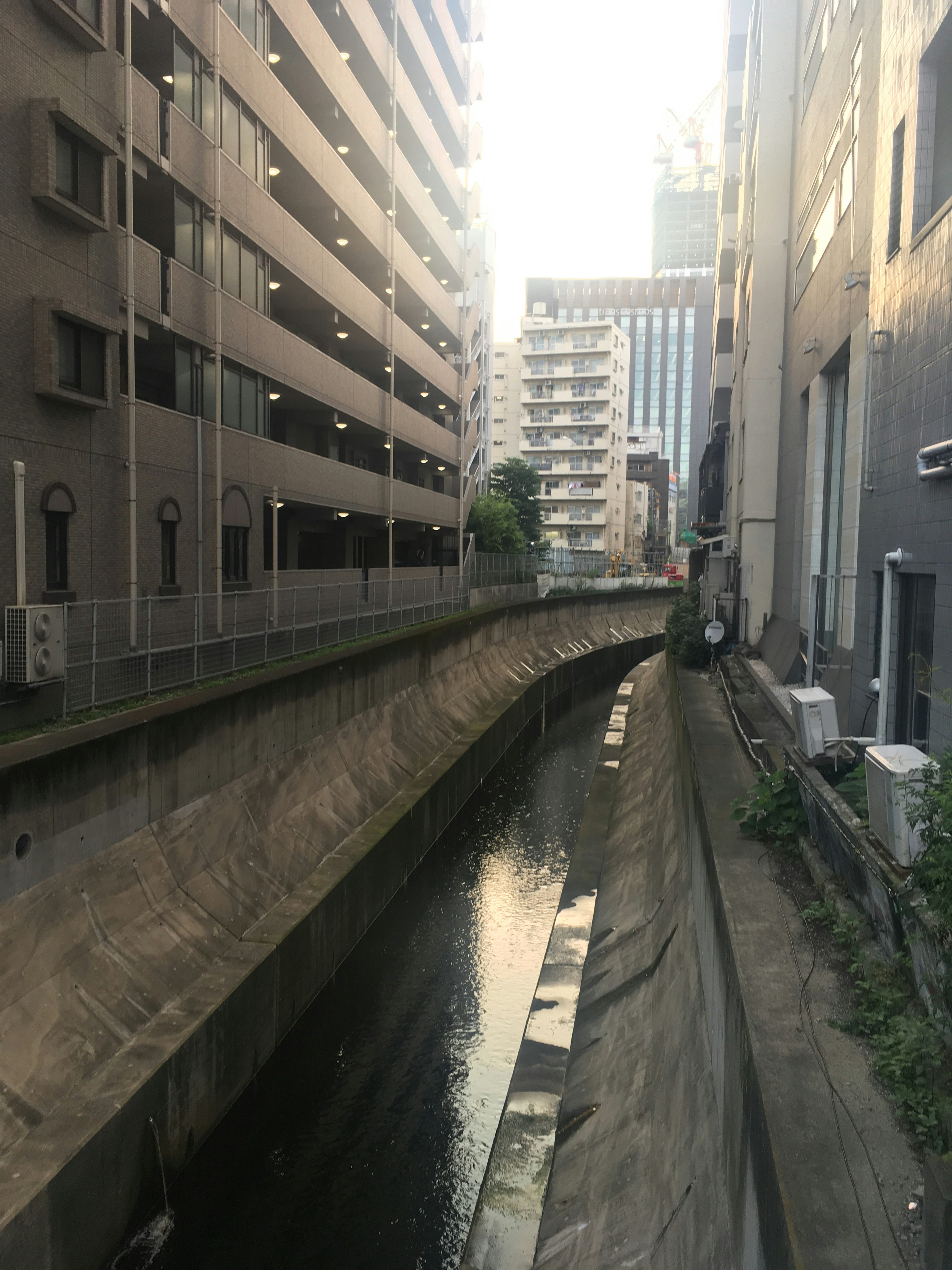 Canal urbain avec des bâtiments et des reflets