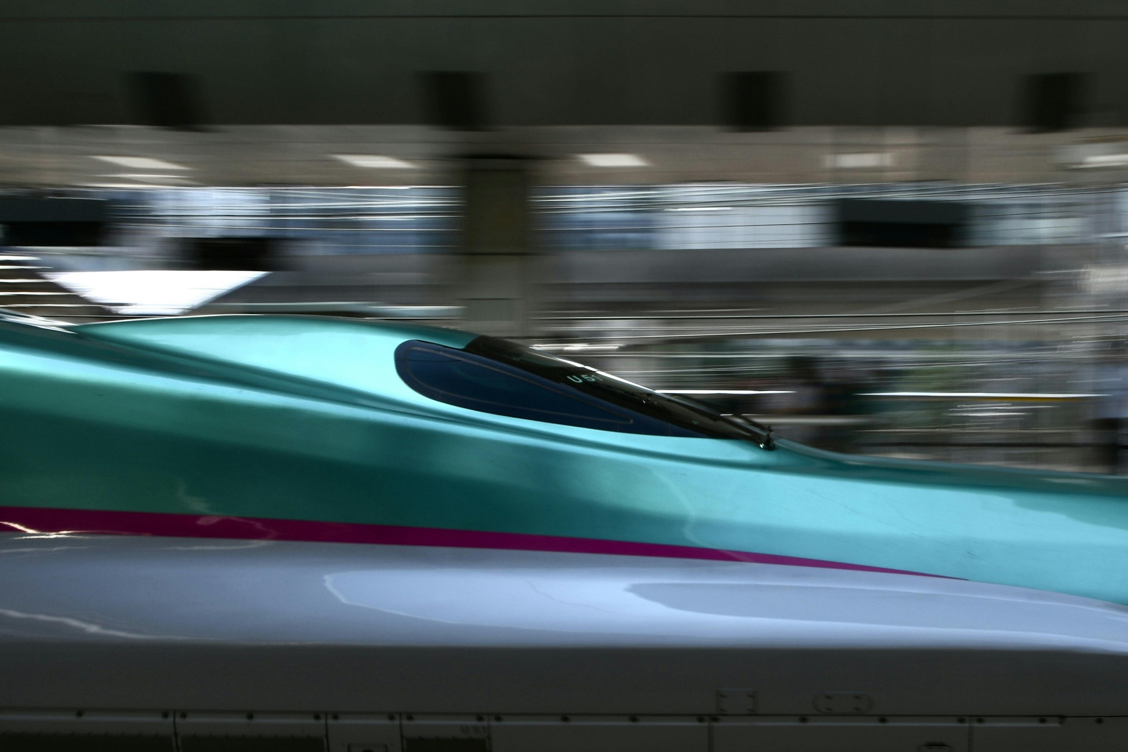 Treno Shinkansen che passa velocemente con uno sfondo sfocato