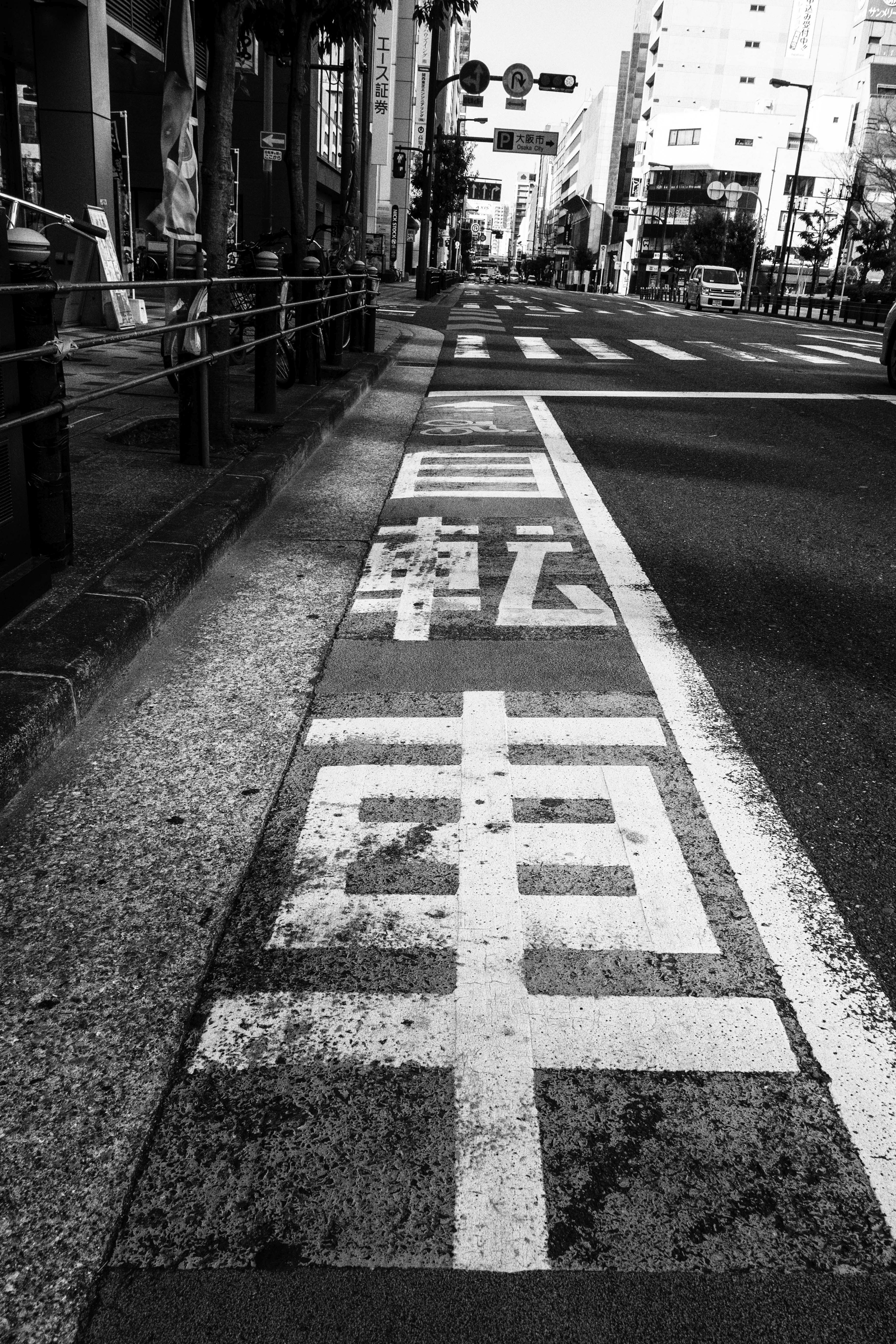 Señal de calle en blanco y negro que indica un carril bici