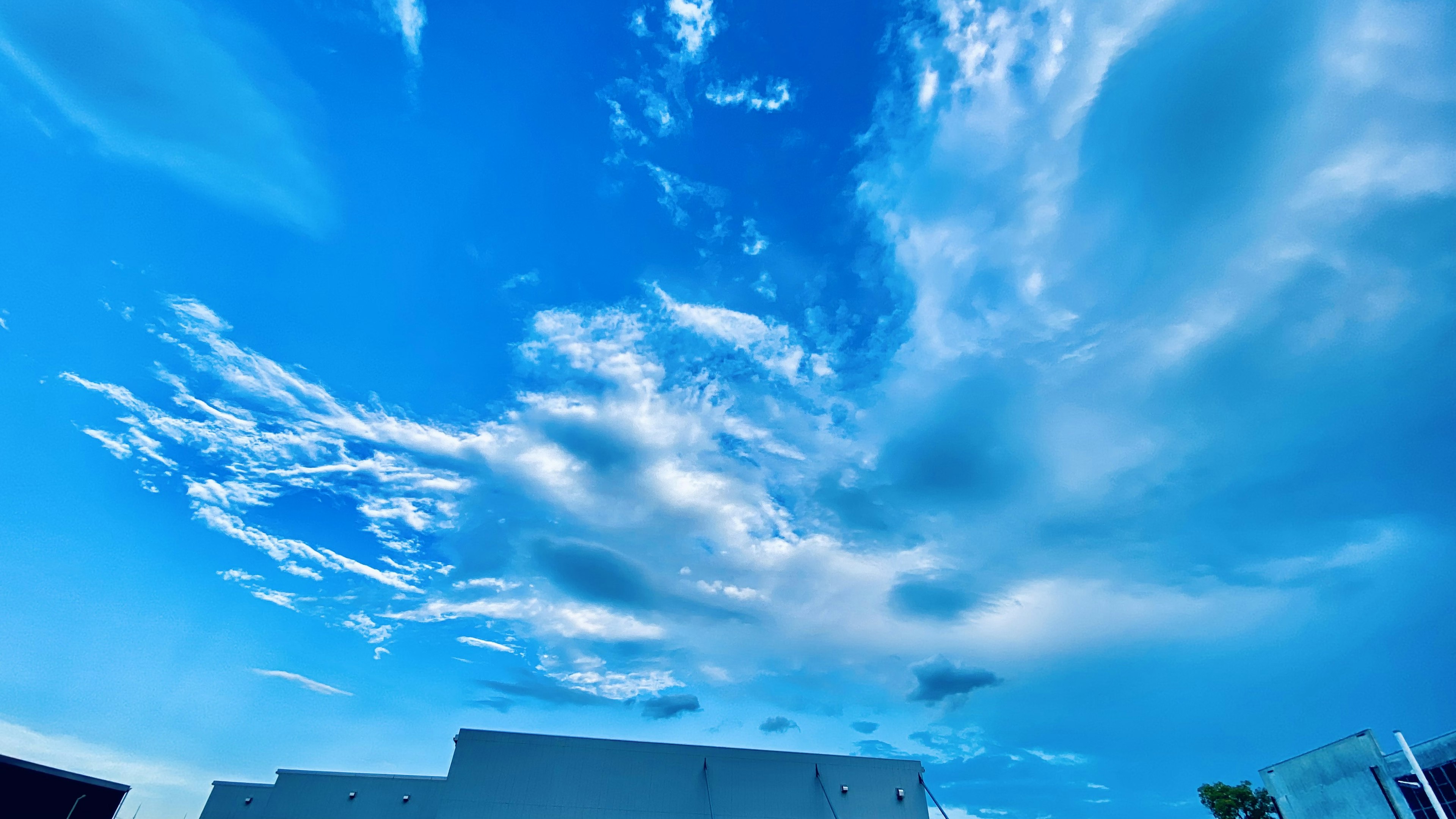 Ciel bleu lumineux avec des nuages épars