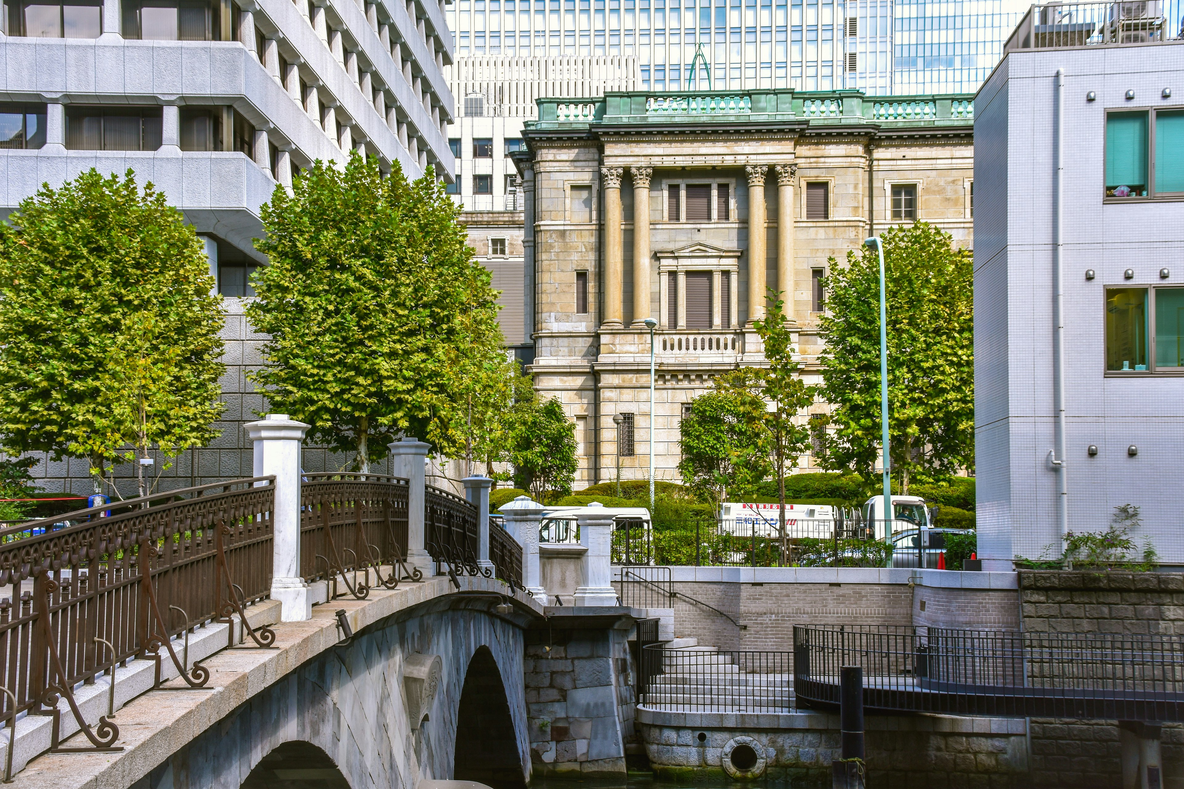 Malersiche Ansicht einer Brücke umgeben von historischen und modernen Gebäuden