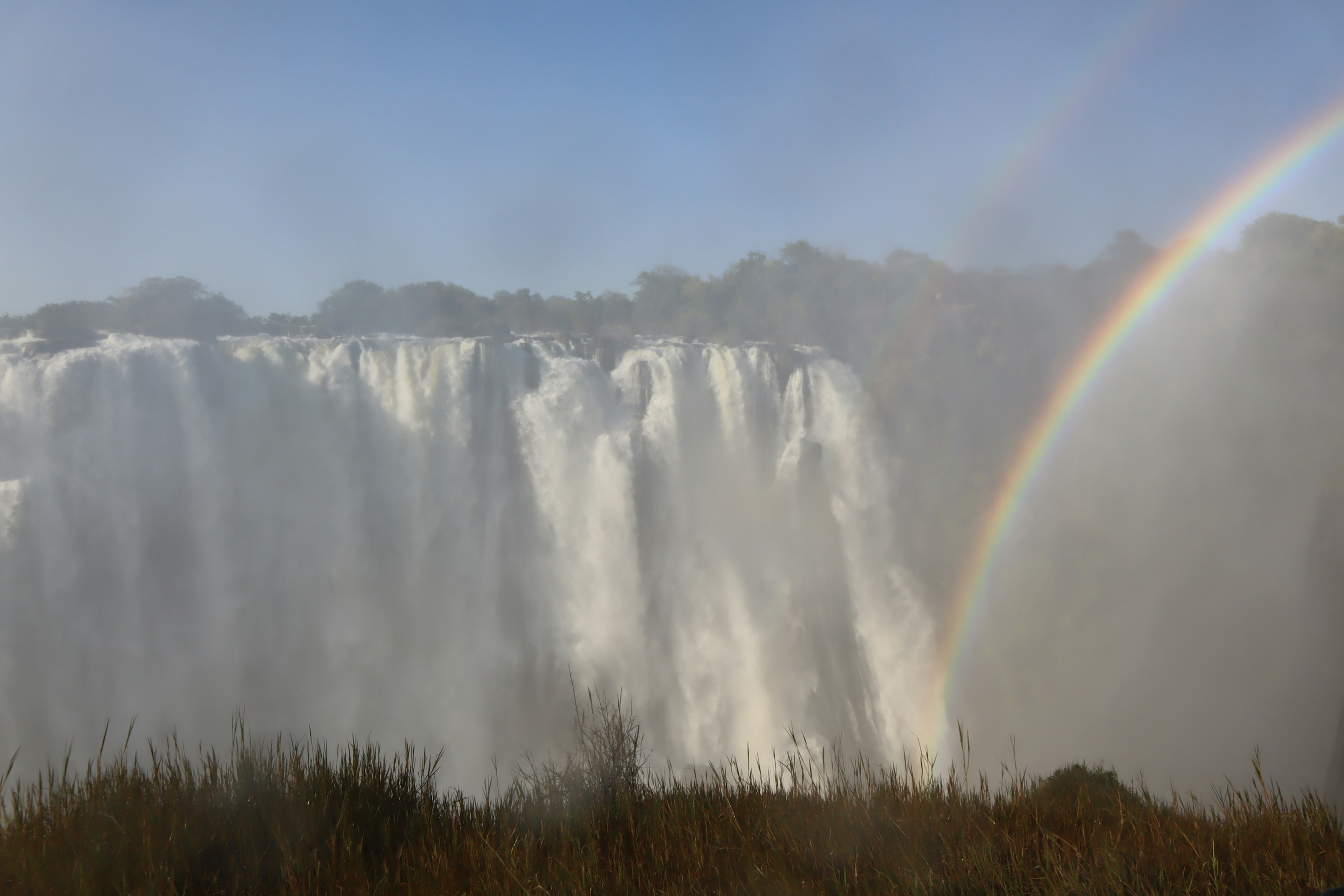 Un paesaggio mozzafiato con una cascata e un arcobaleno