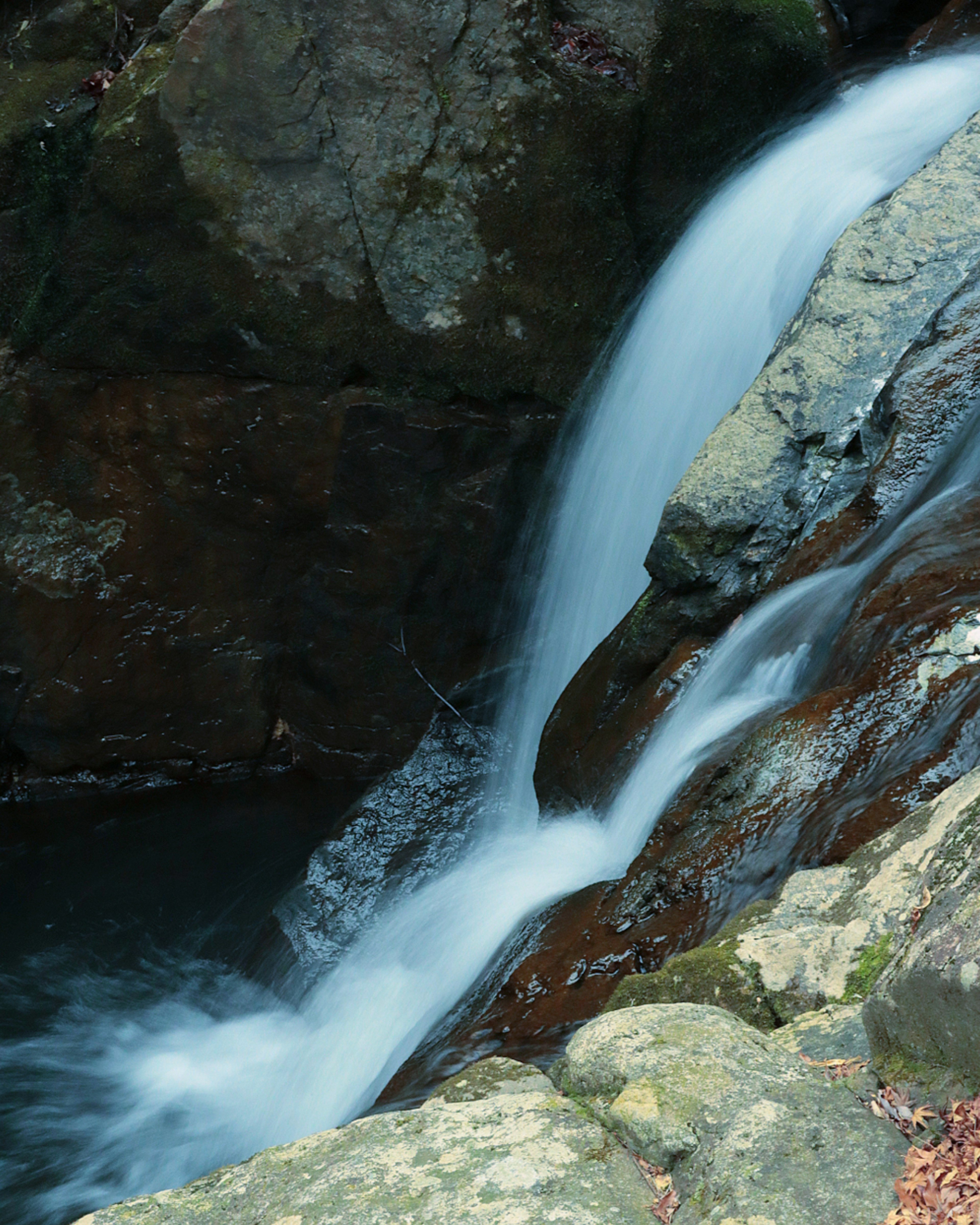 Gros plan d'une cascade tombant sur des rochers