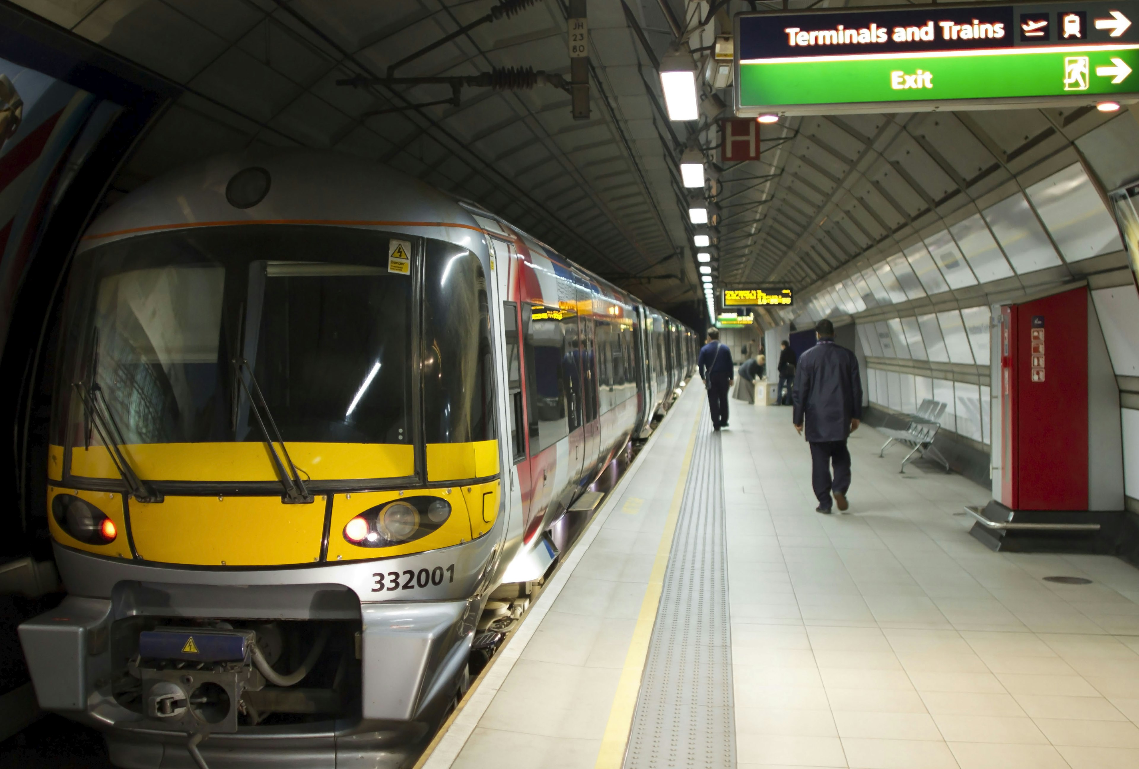 Kereta di stasiun kereta bawah tanah dengan penumpang