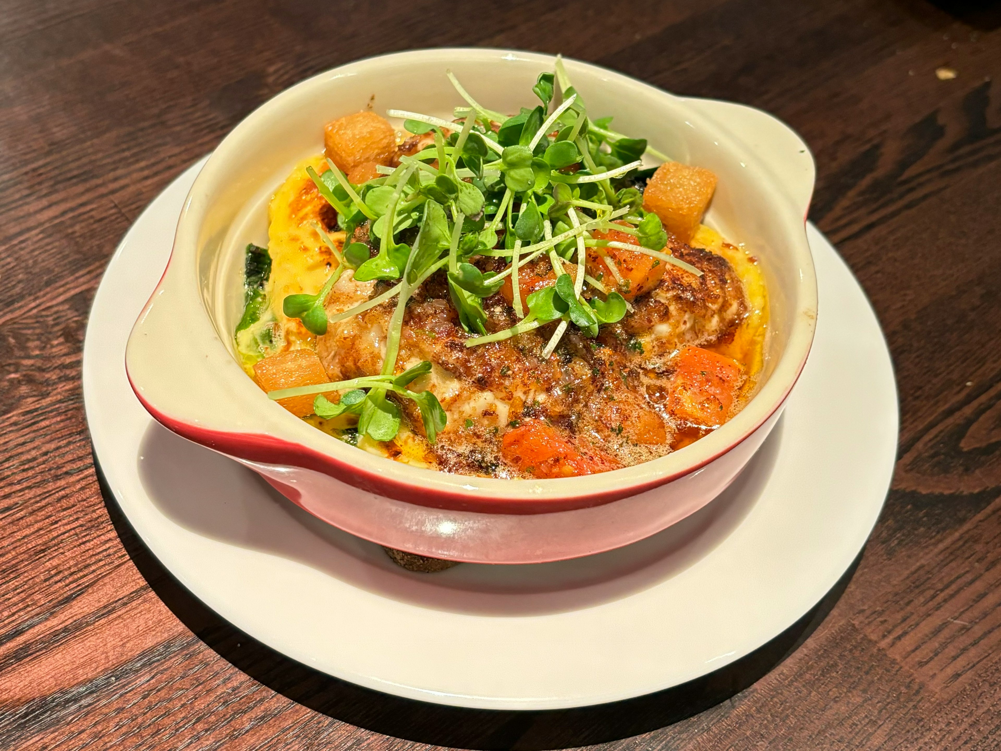 Leckere Pasta mit Fleischsauce und frischem Gemüse