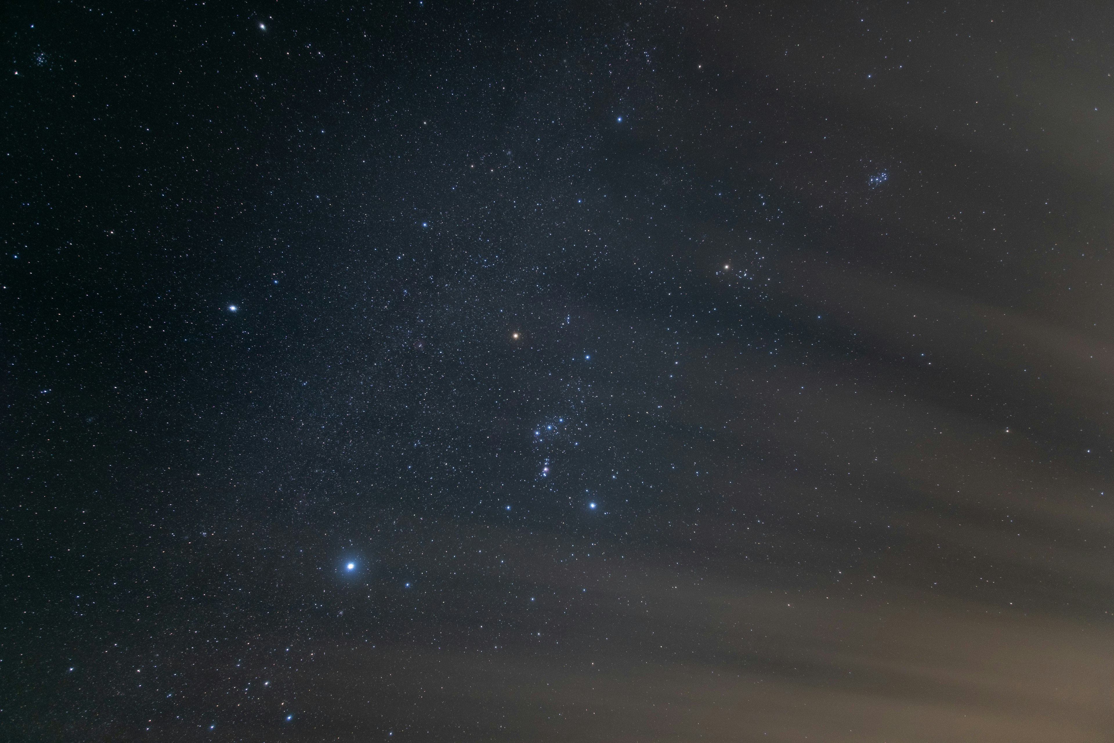 Vue magnifique du ciel nocturne avec des étoiles et des constellations