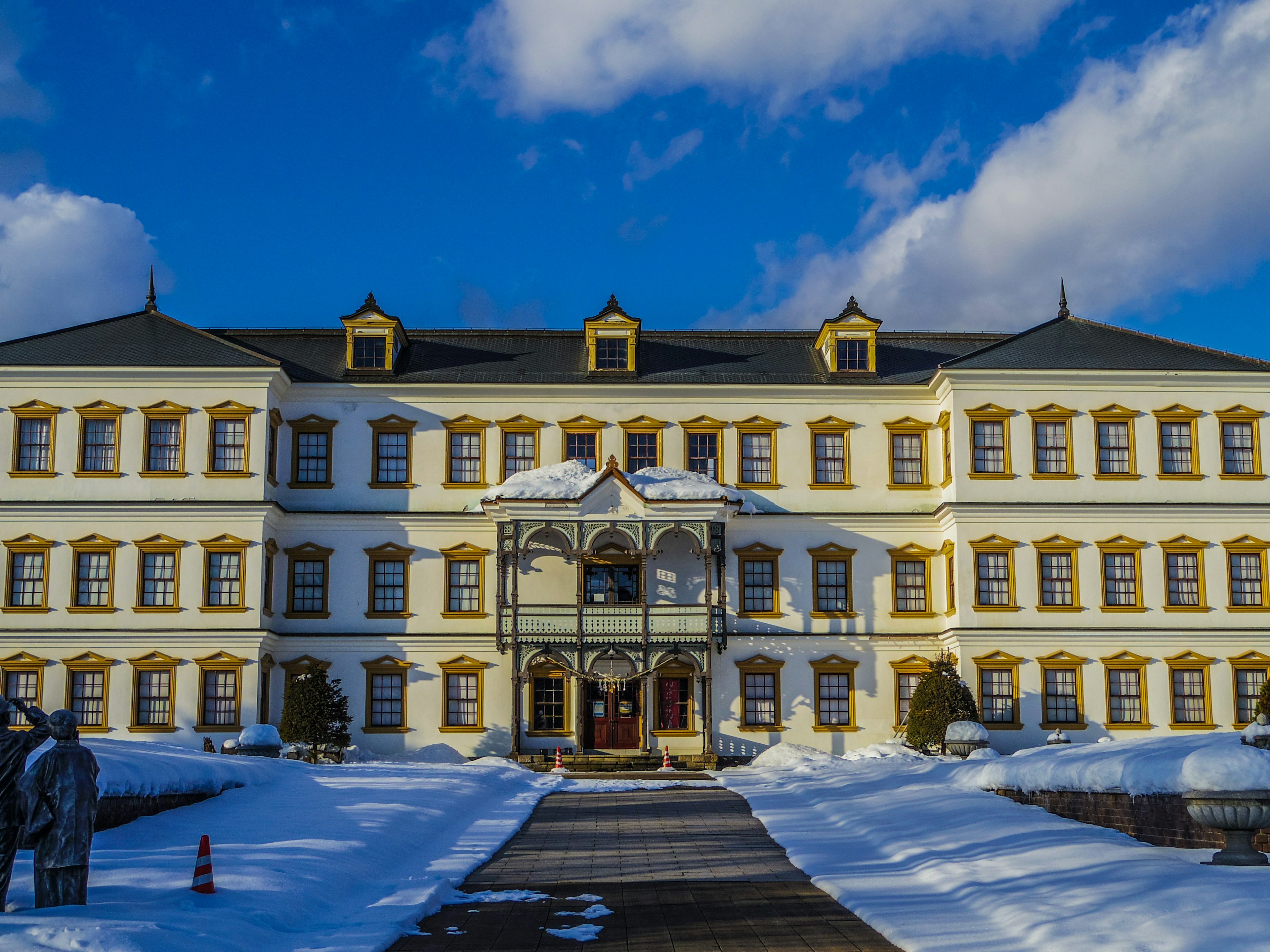 Schöne Gebäudefassade, bedeckt mit Schnee, unter blauem Himmel