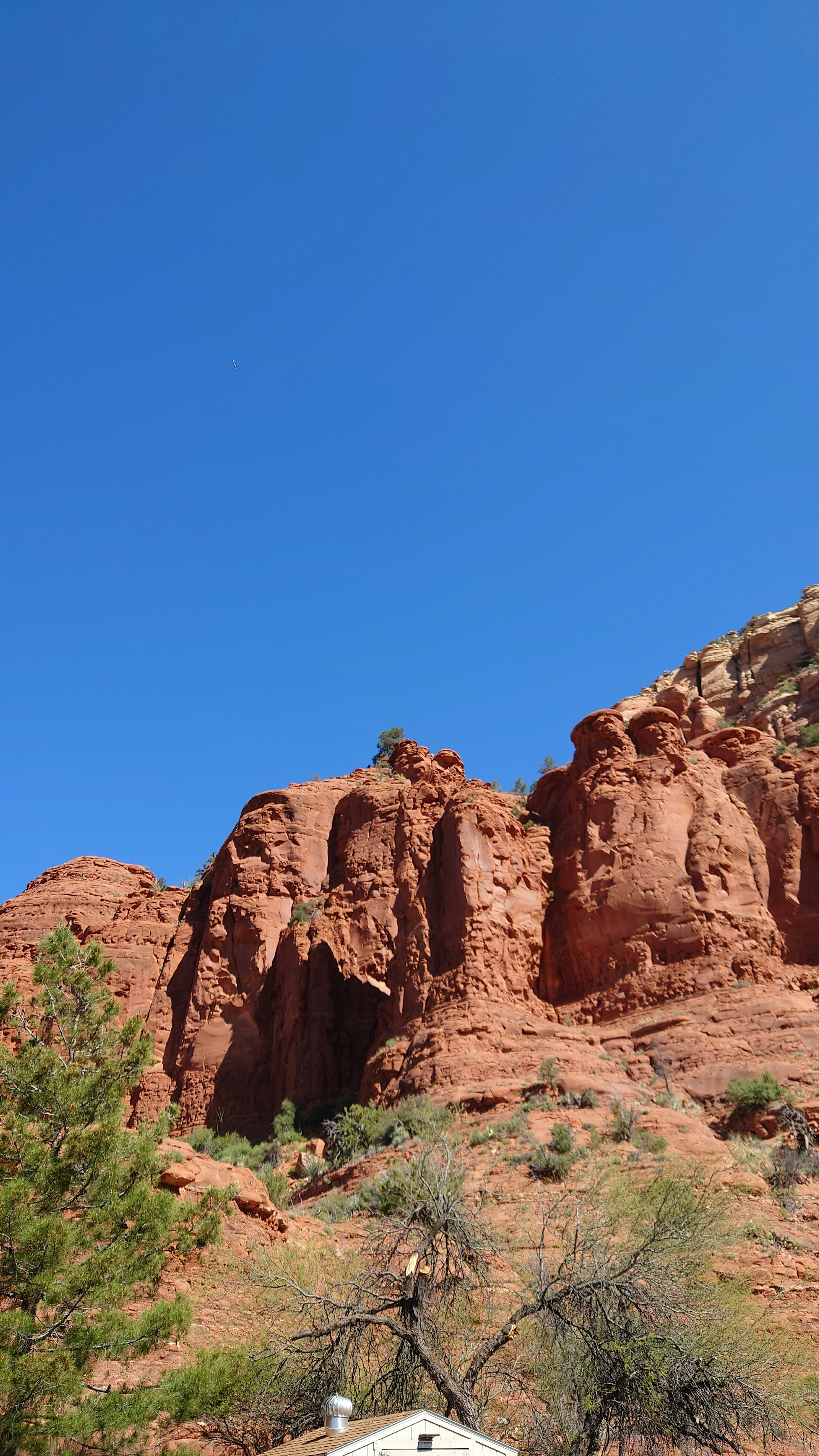 Paysage avec des formations rocheuses rouges sous un ciel bleu clair