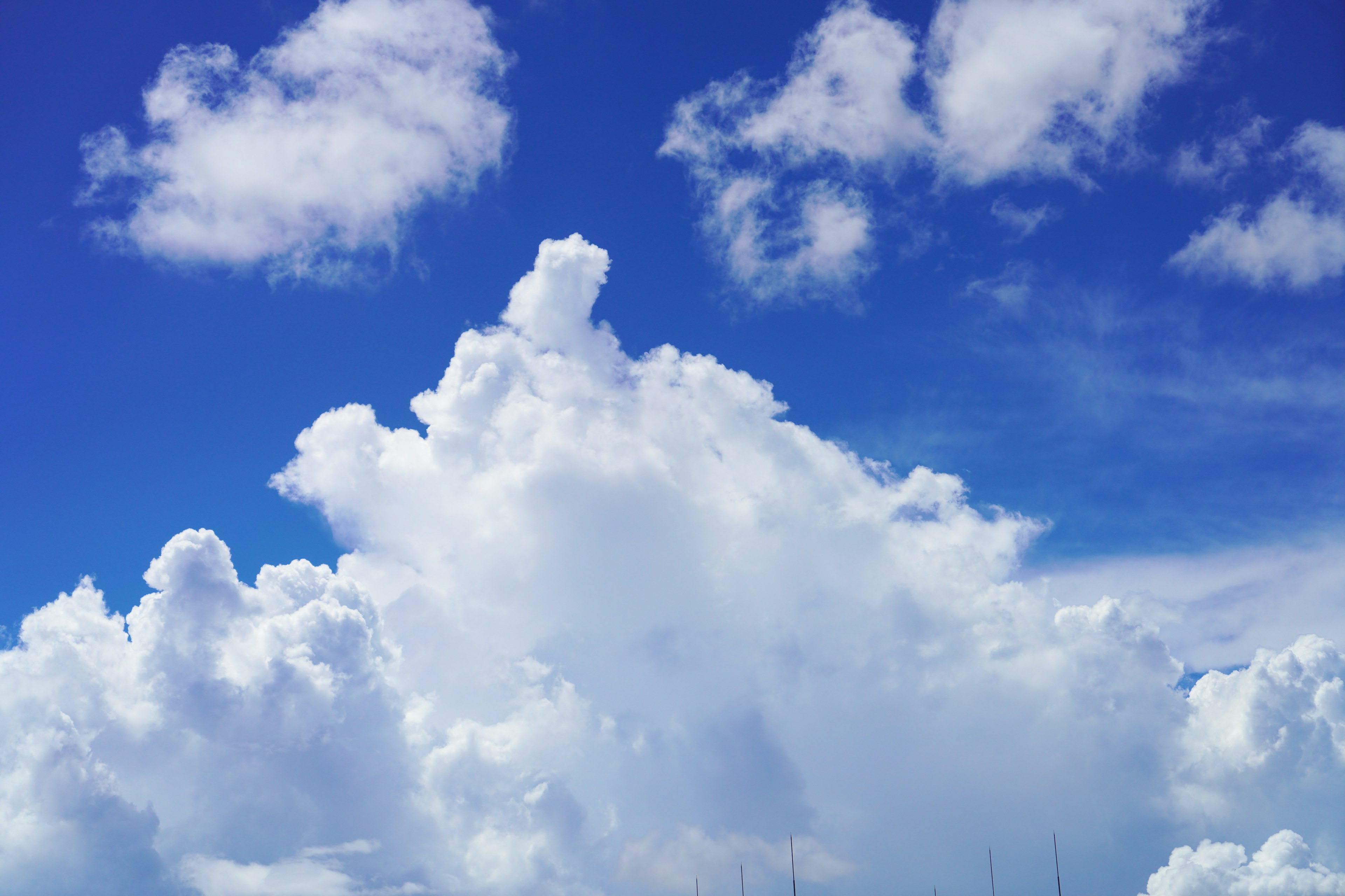 Bella scena di nuvole bianche che galleggiano in un cielo blu