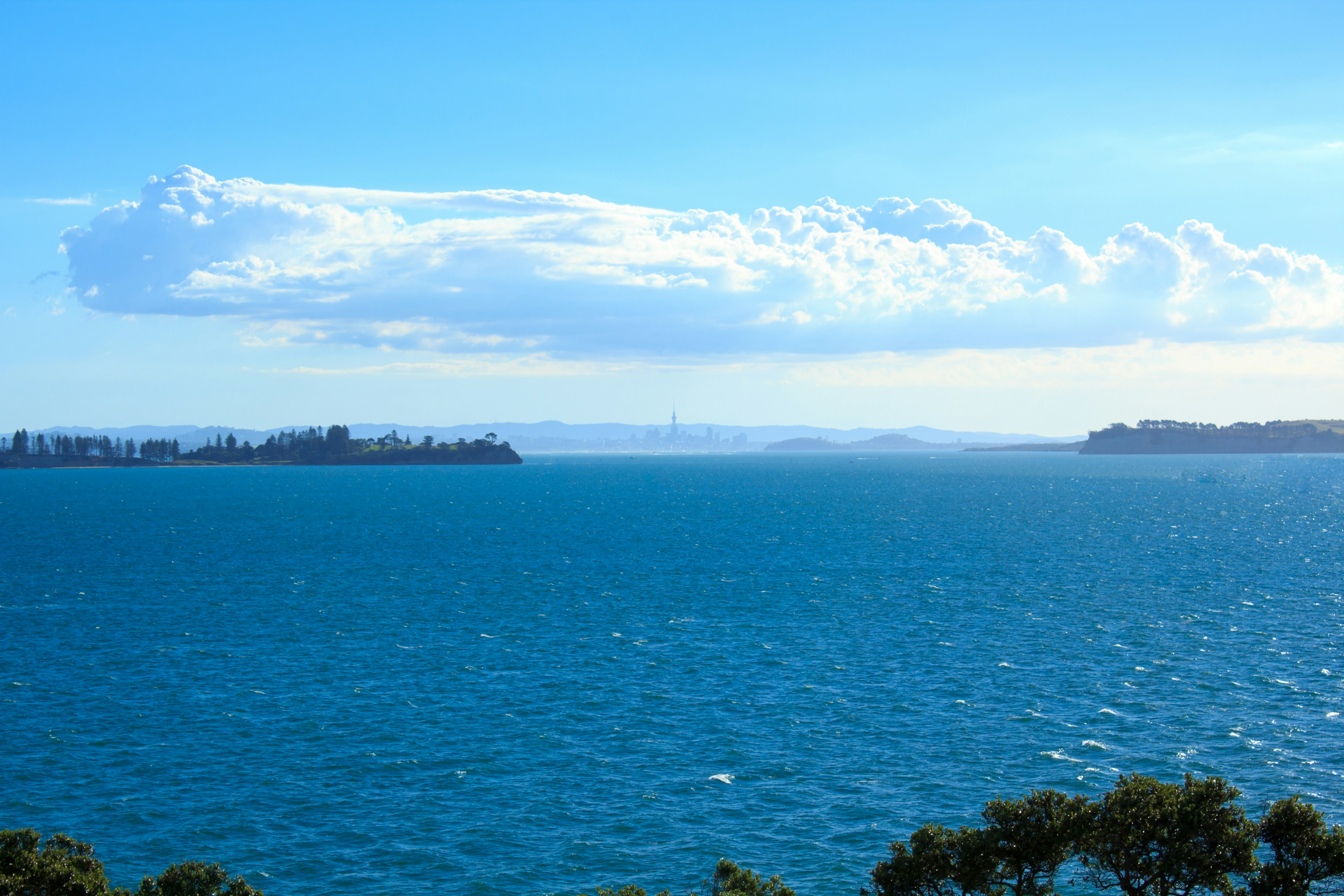 Una vista panoramica del mare e del cielo blu con isole lontane