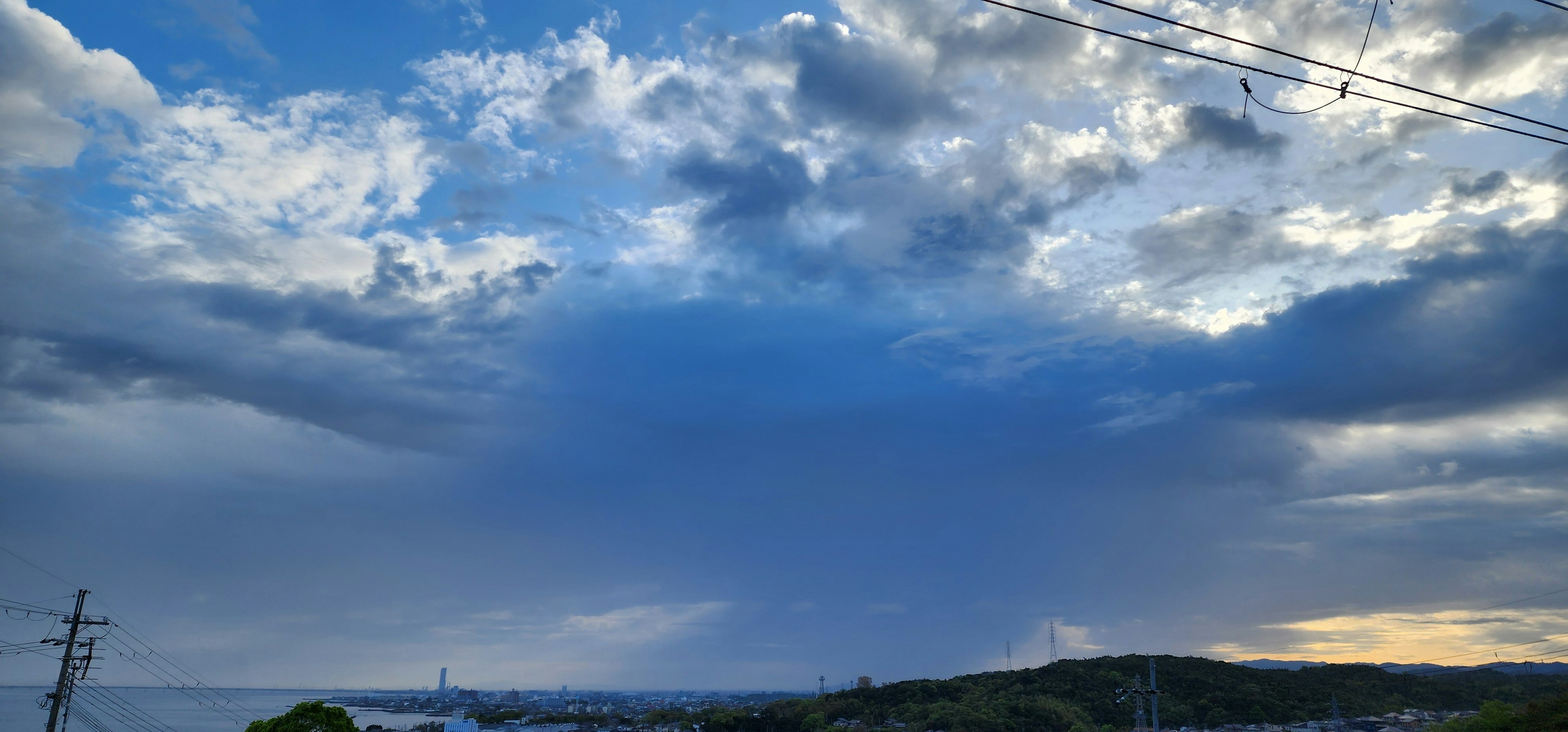 Pemandangan langit biru dan awan dengan cahaya senja