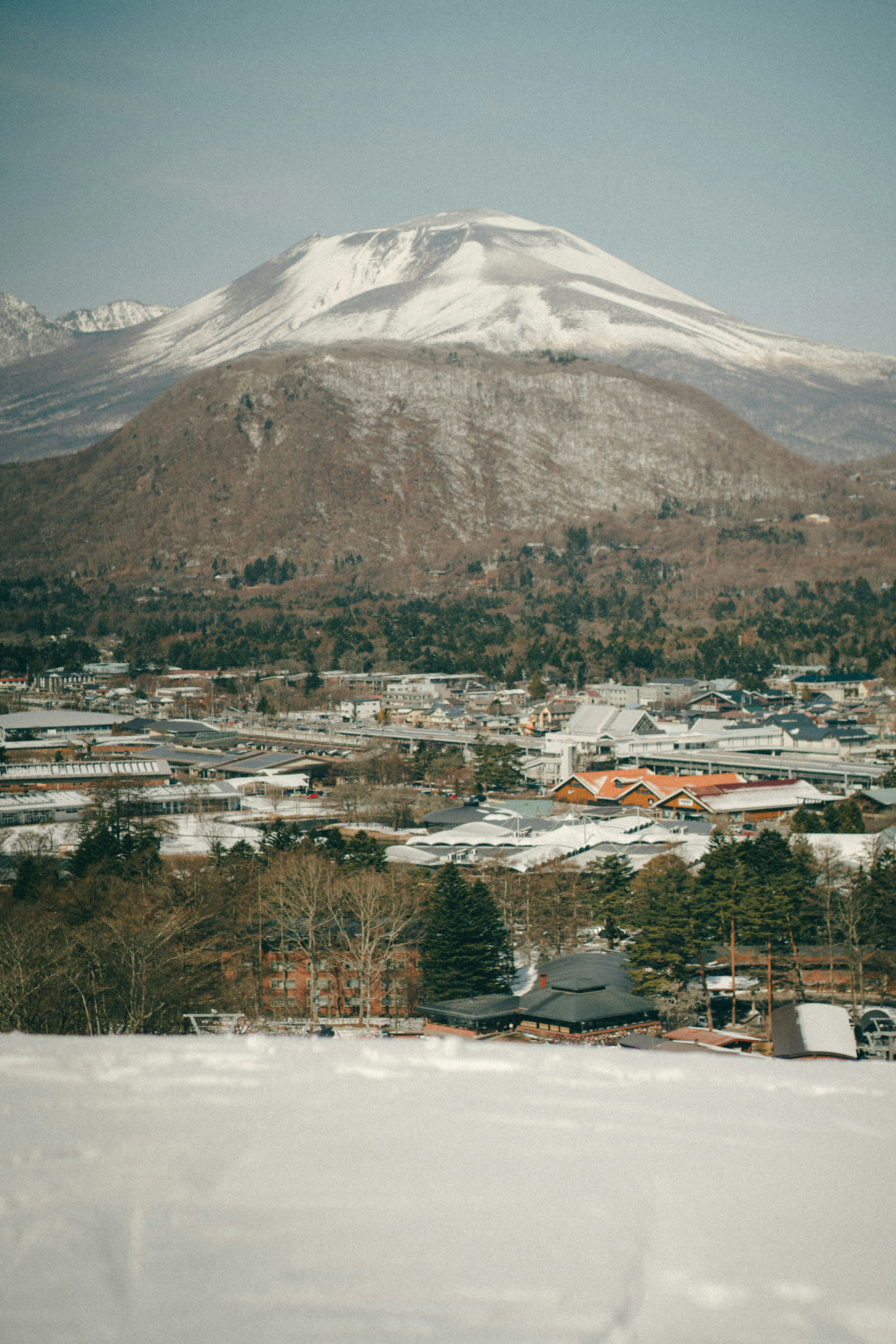 Monte innevato con vista su un villaggio sereno