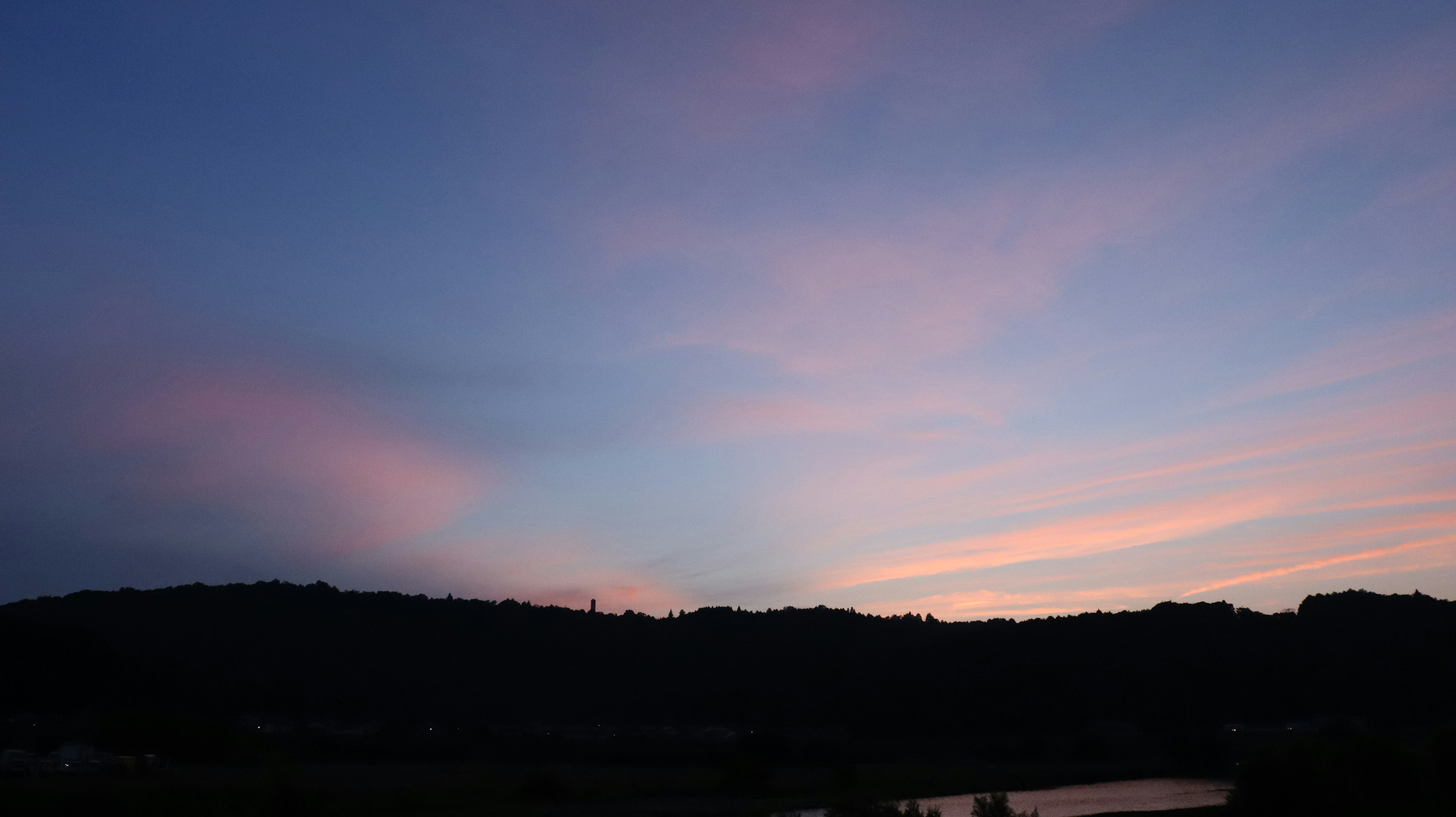 Hermoso cielo de atardecer con silueta de montañas