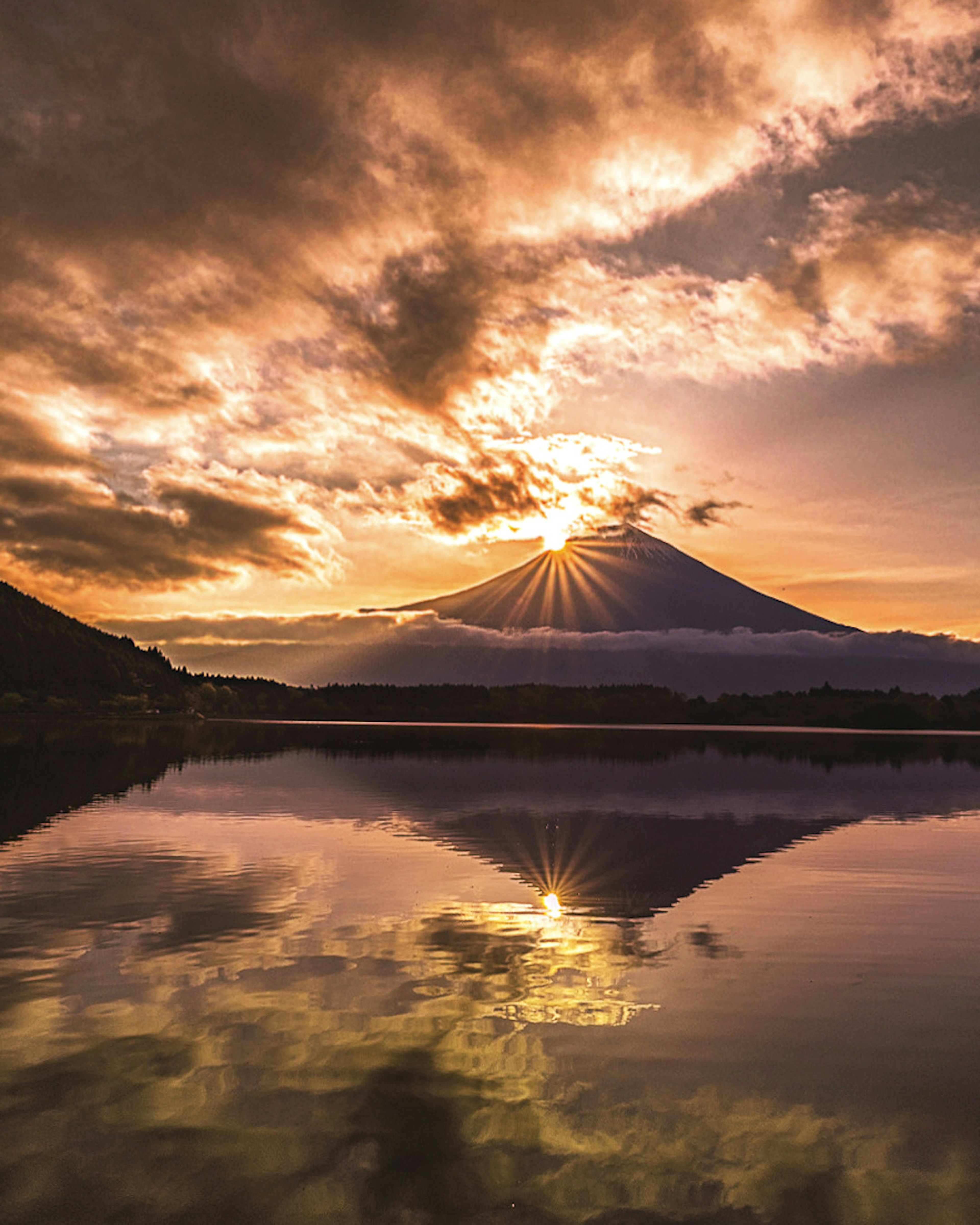 Pemandangan gunung dan danau yang menakjubkan dengan refleksi matahari terbit