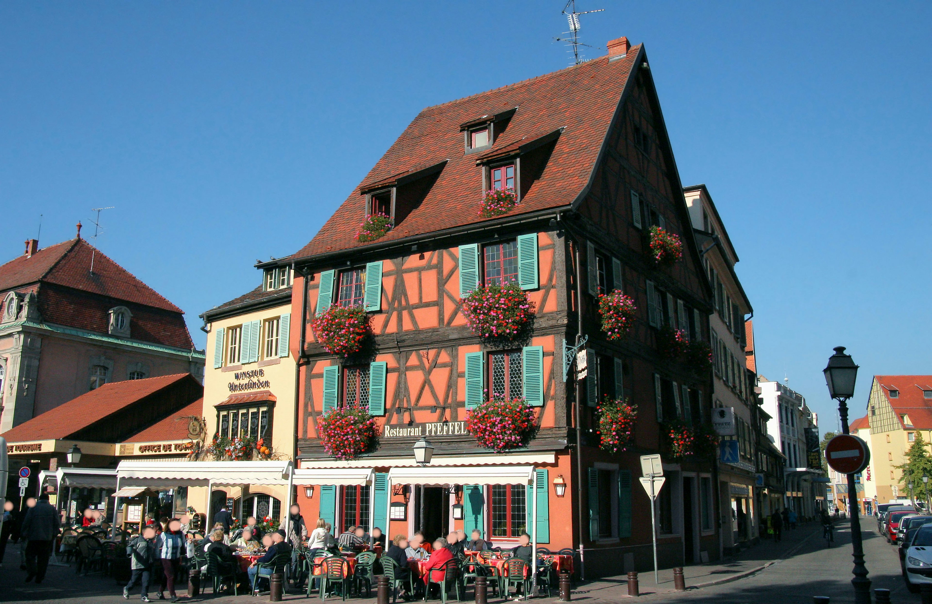 Rumah setengah kayu tradisional dengan kafe di Strasbourg