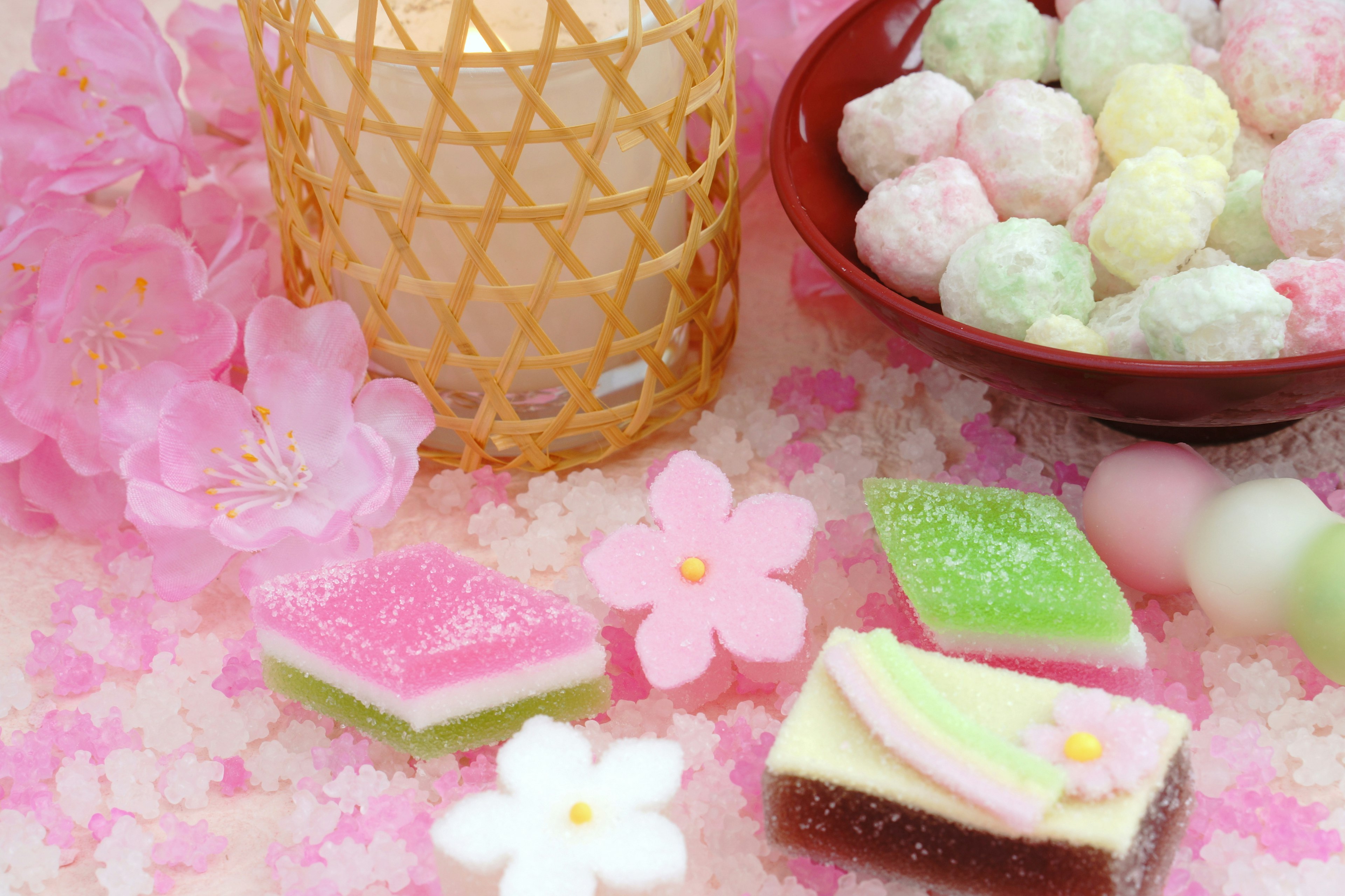 Dulces de primavera con flores de cerezo dispuestos en una mesa