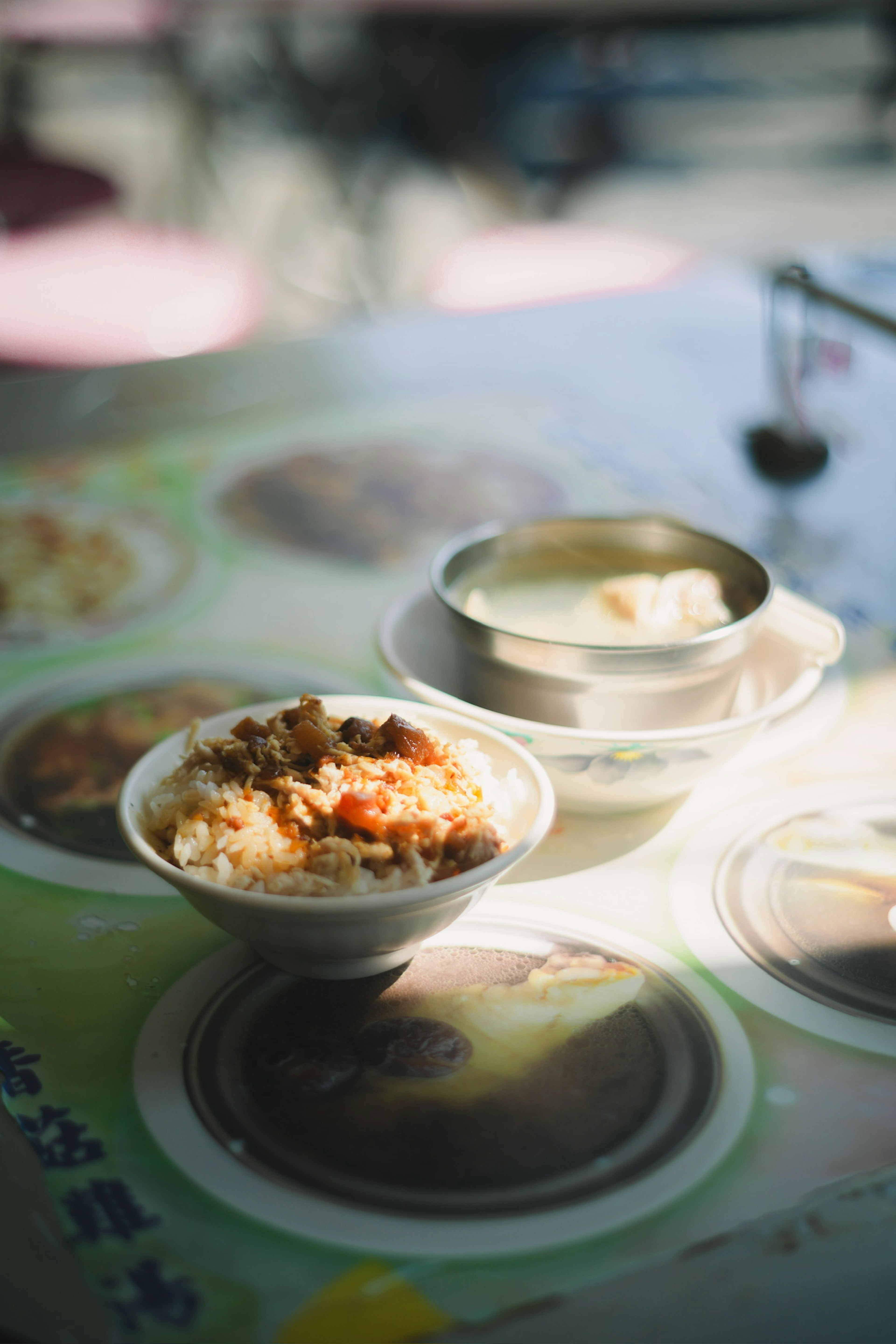 Tazones de congee y sopa sobre una mesa