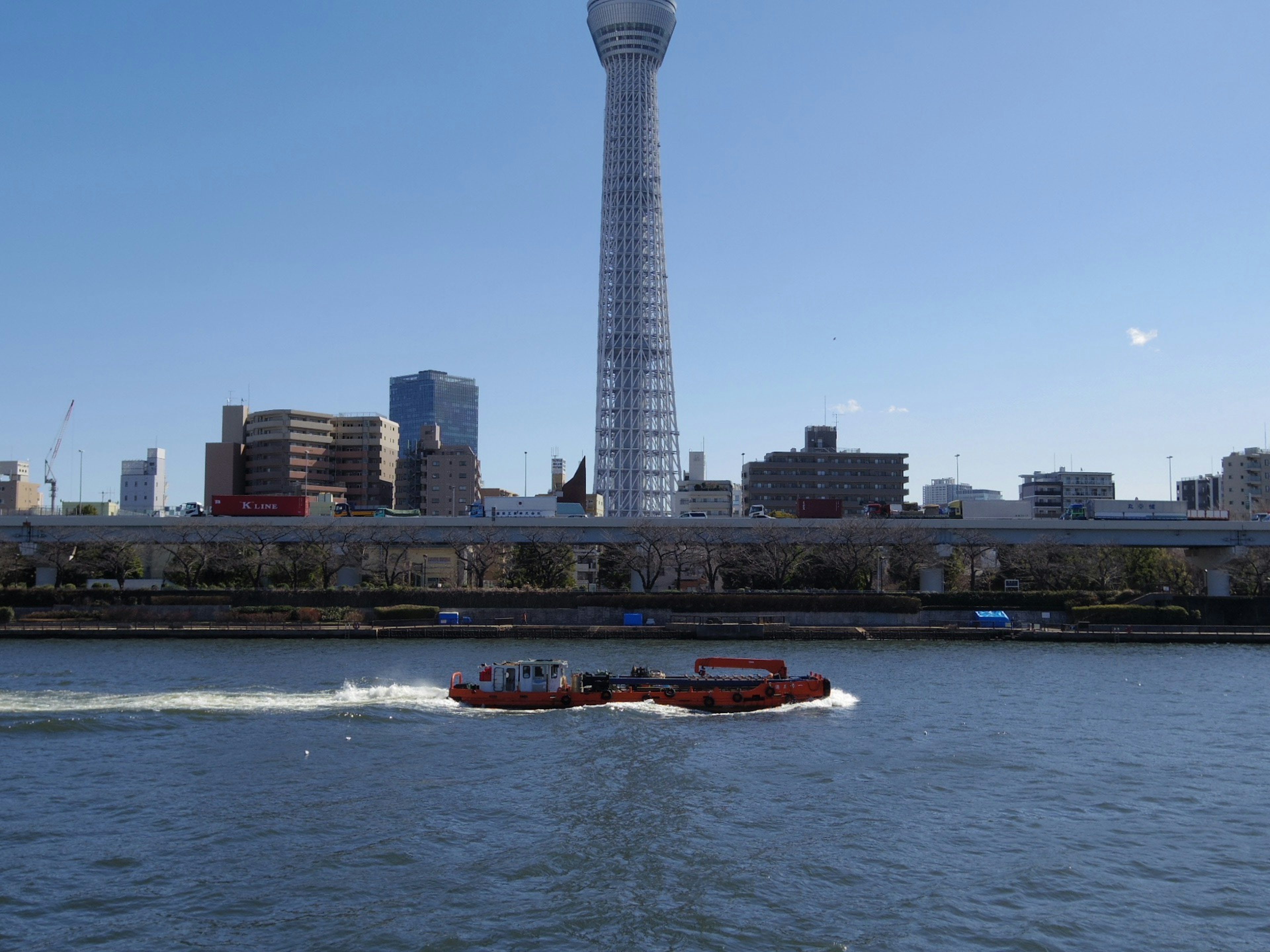 ทิวทัศน์ของโตเกียวสกายทรีพร้อมเรือข้ามแม่น้ำ