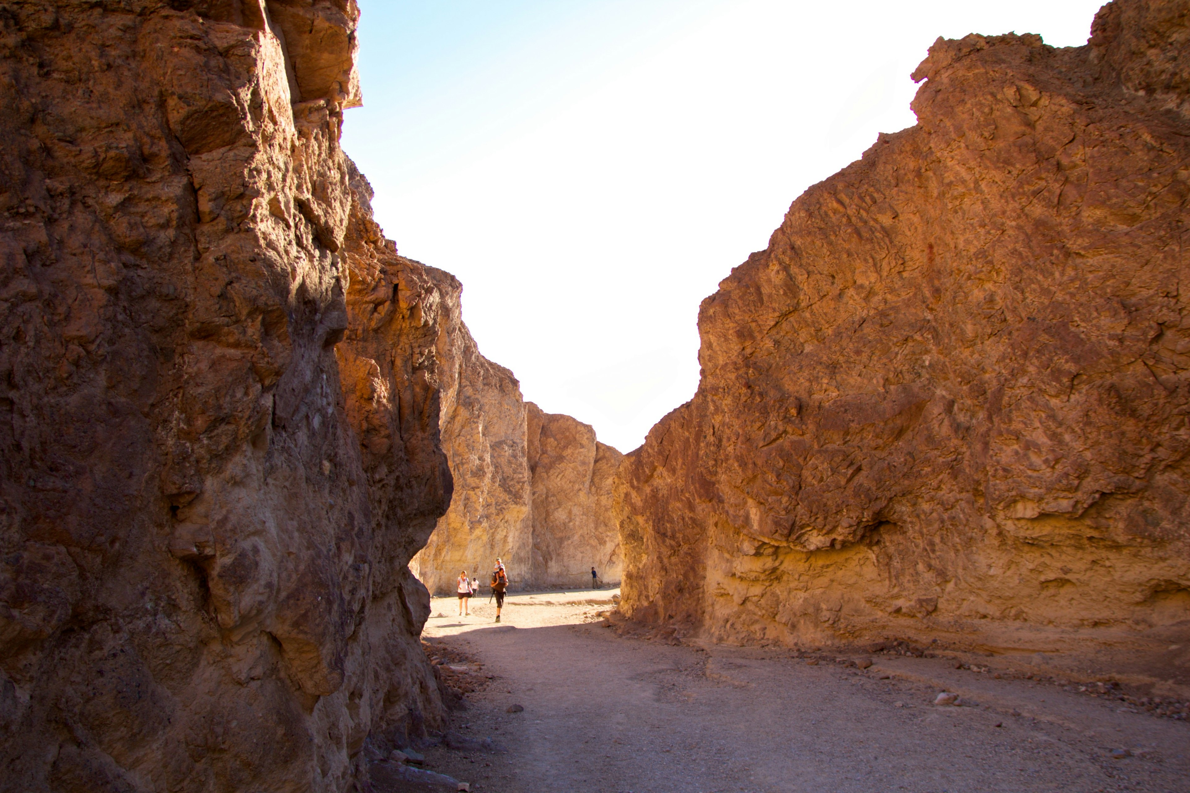 Schmaler Weg entlang eines Canyons mit hohen Felswänden auf beiden Seiten