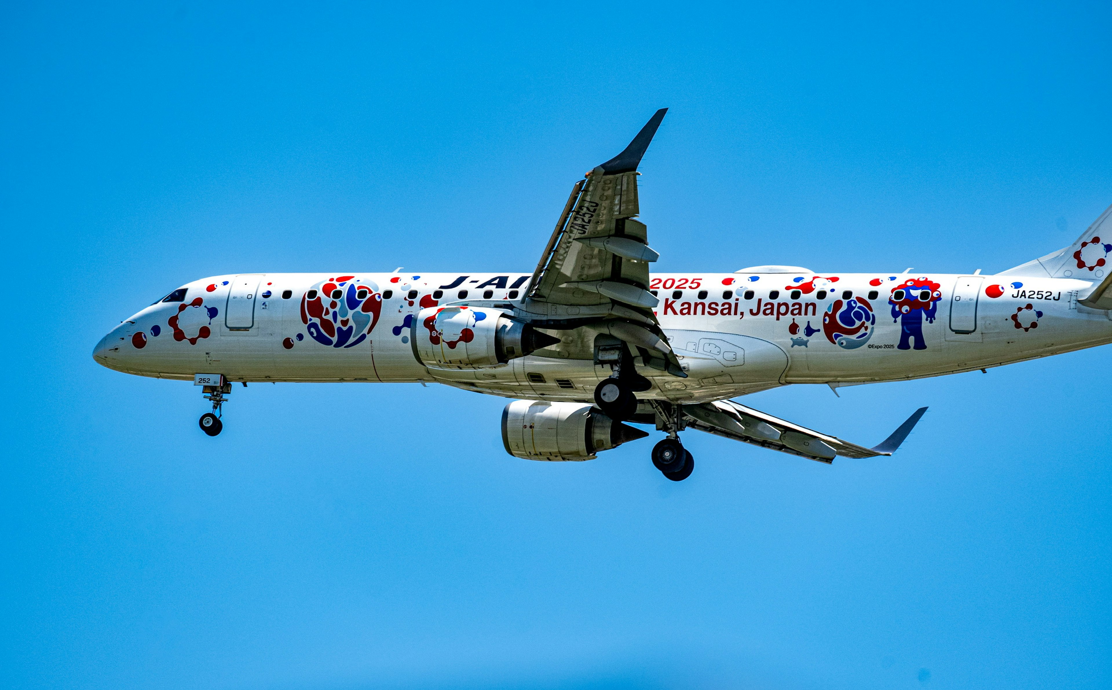 Aeronave colorida volando contra un cielo azul