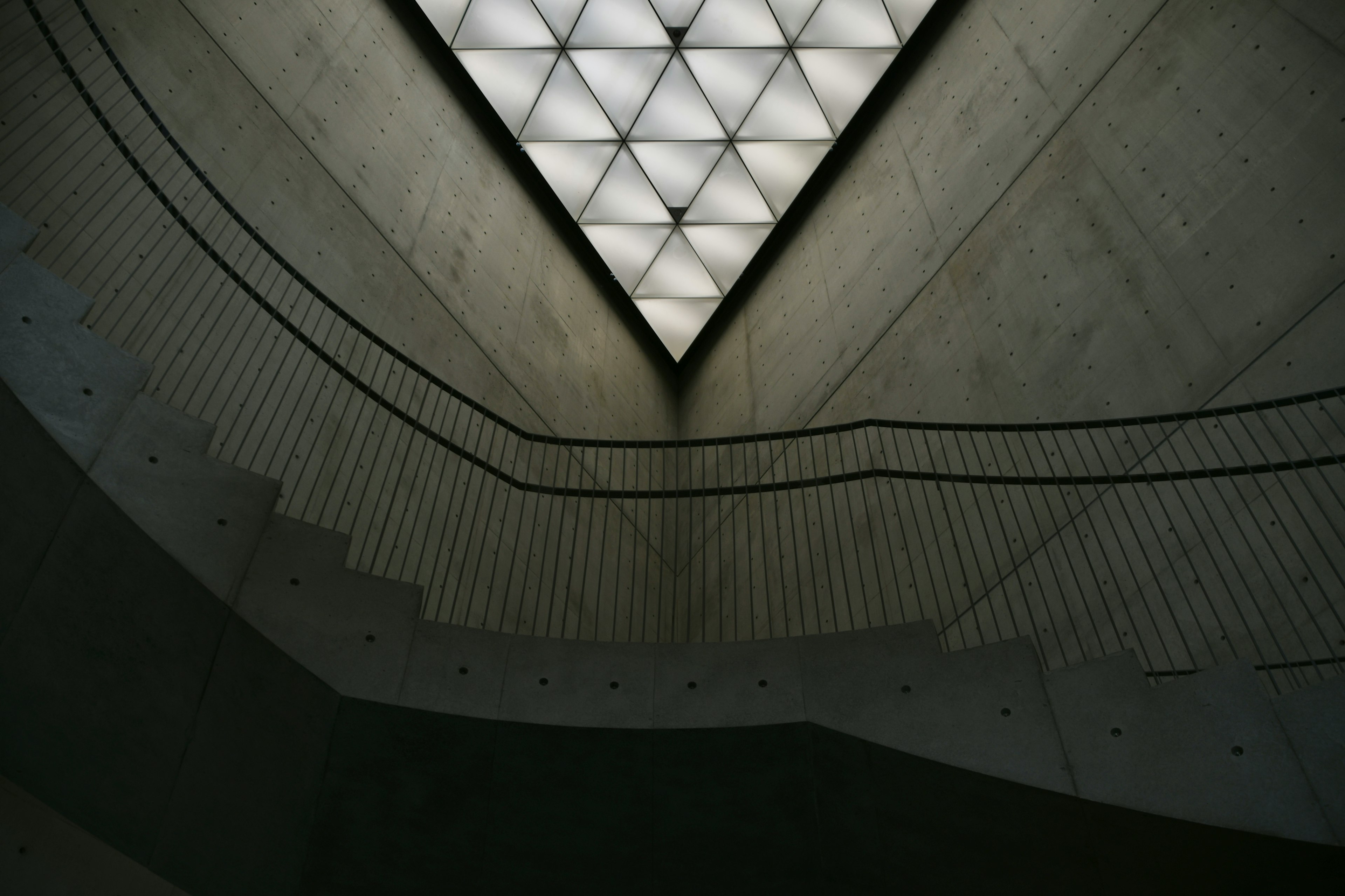 Escalera de concreto con diseño de techo geométrico